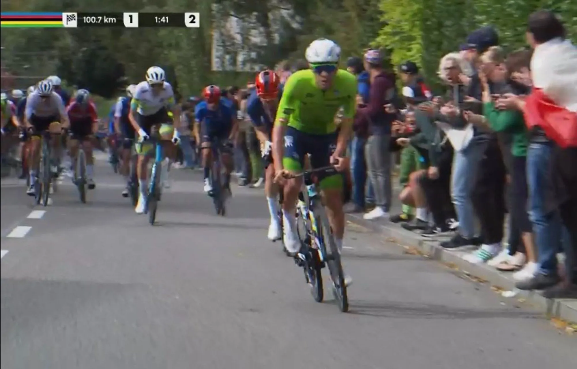 VIDEO: Tadej Pogacar attackiert bei der Weltmeisterschaft im Straßenrennen!