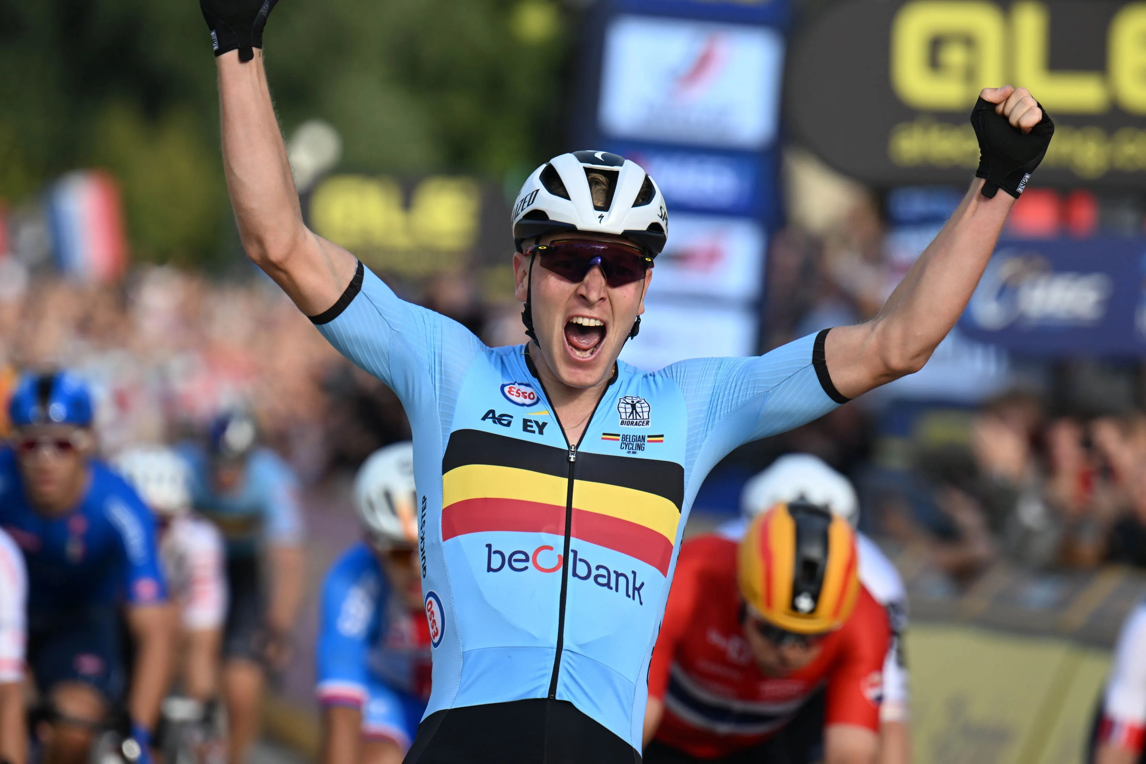 Tim Merlier besiegt Jasper Philipsen erneut und gewinnt die Kampioenschap van Vlaanderen 2024 vor Arvid de Kleijn im neuen Europameistertrikot; Jordi Meeus Sechster