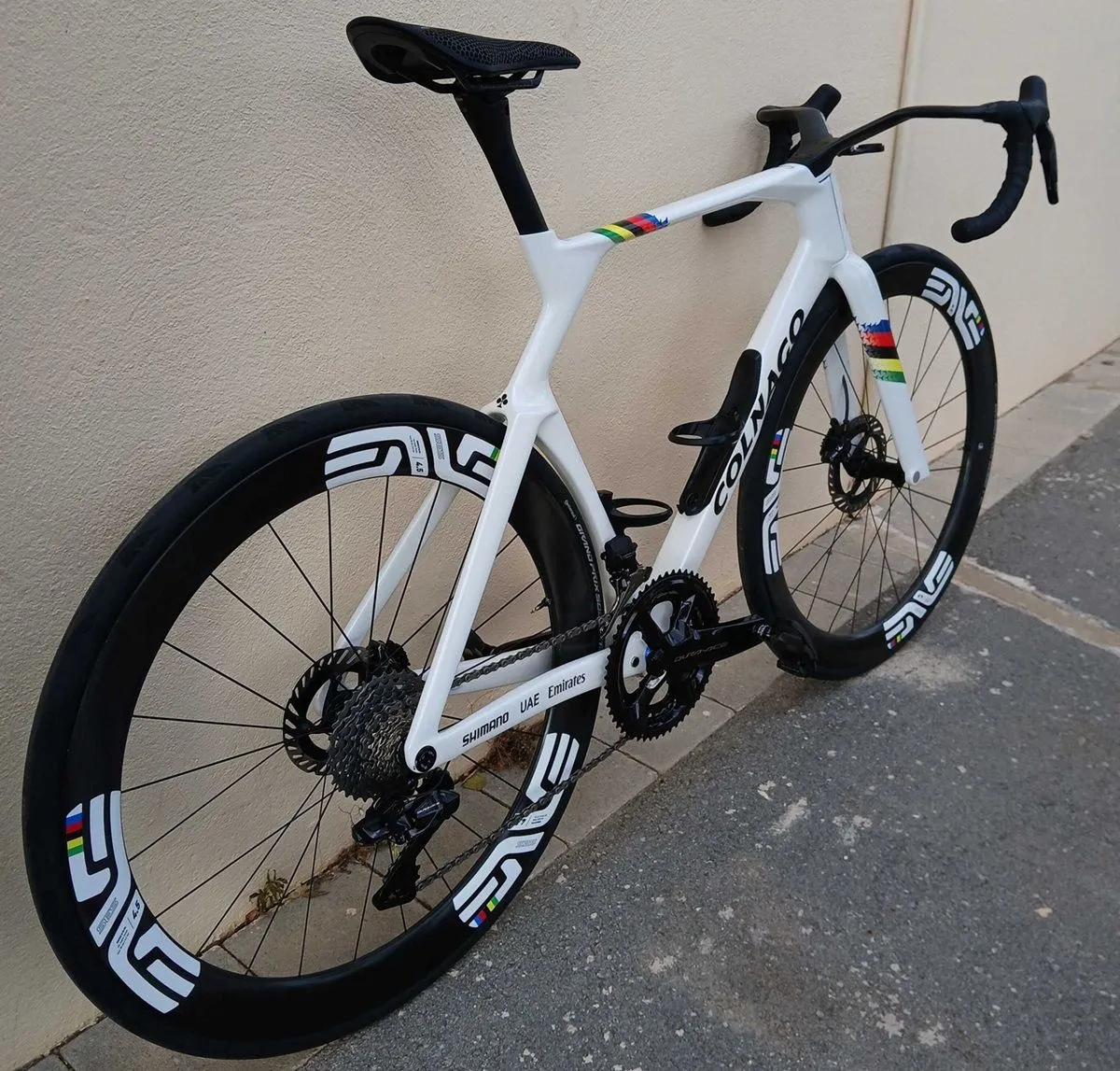 FOTOS: Tadej Pogacars neues Super-Aero-Colnago Weltmeister-Rad