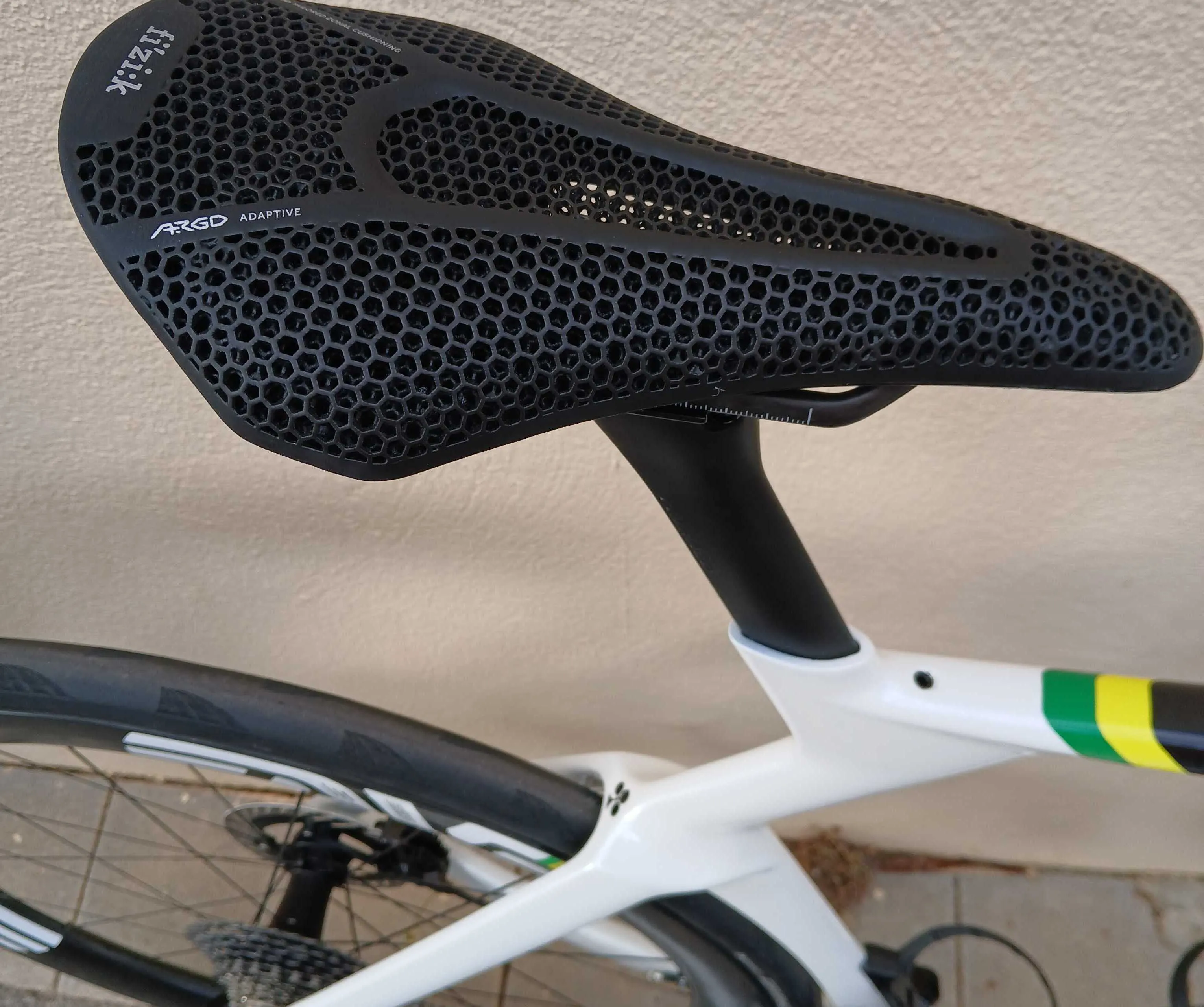 Tadej Pogacar erhält neuen 3D-gedruckten Sattel – UAE Team Emirates begrüßt XRG als neuen Sponsor