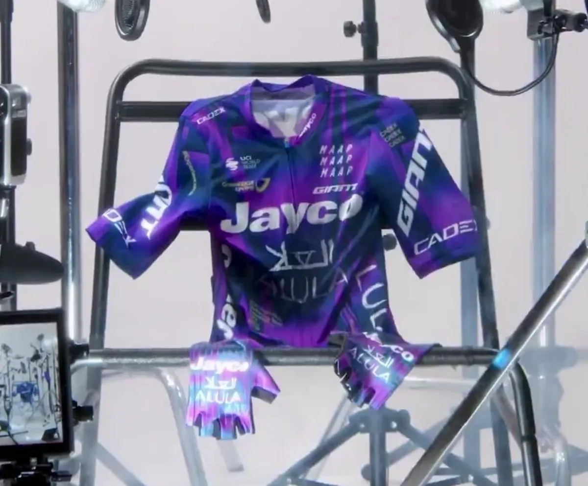 Ganz in Lila! Das Team Jayco AlUla zeigt den bisher dramatischsten Trikotwechsel der WorldTour