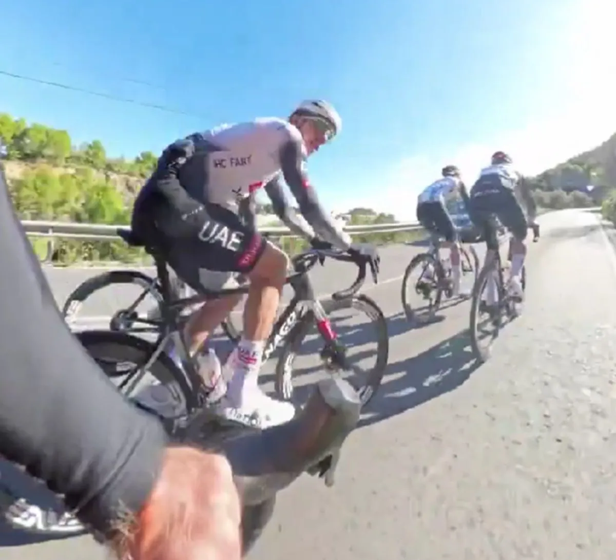 2025: UAE Team Emirates-Trikot geleakt – Tadej Pogacar und seine Teamkollegen trainieren in Spanien