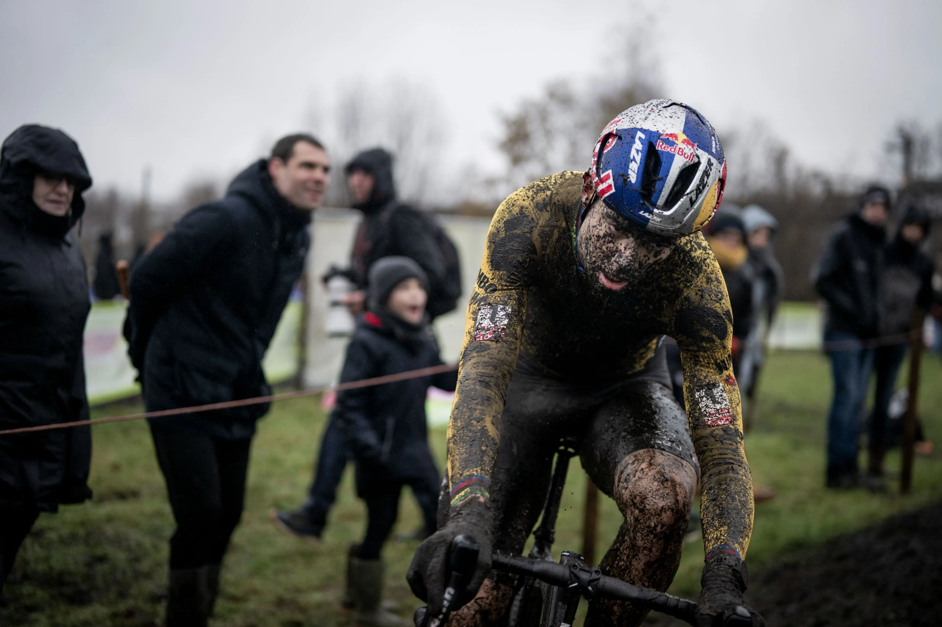 "Ich hätte früher mit dem Training beginnen sollen" – Wout van Aert misst sich beim ersten Cyclocross-Training der Saison mit einem jungen Talent