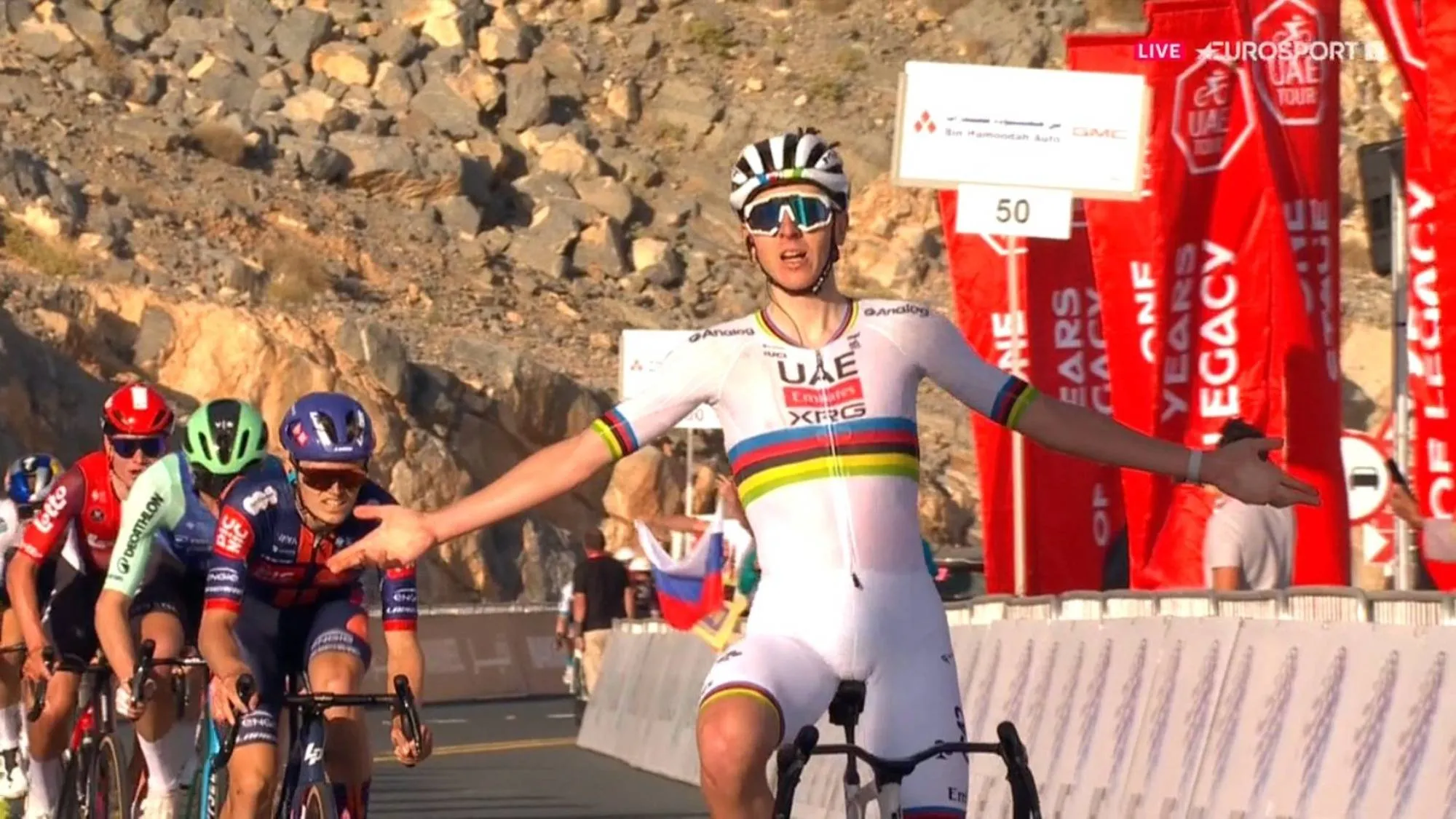 "Endlich ein Sieg nach drei Tagen" - Tadej Pogacar ist froh über seinen ersten Sieg im Jahr 2025