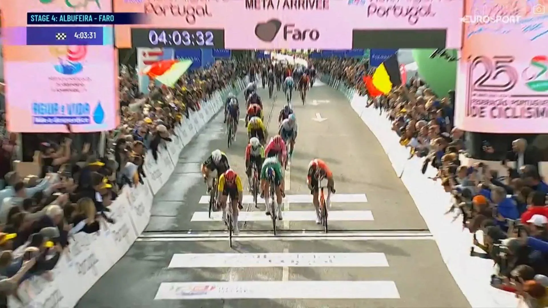 Milan Fretin gewinnt den Bergsprint auf der 4. Etappe der Volta ao Algarve 2025 gegen Meeus und Ganna