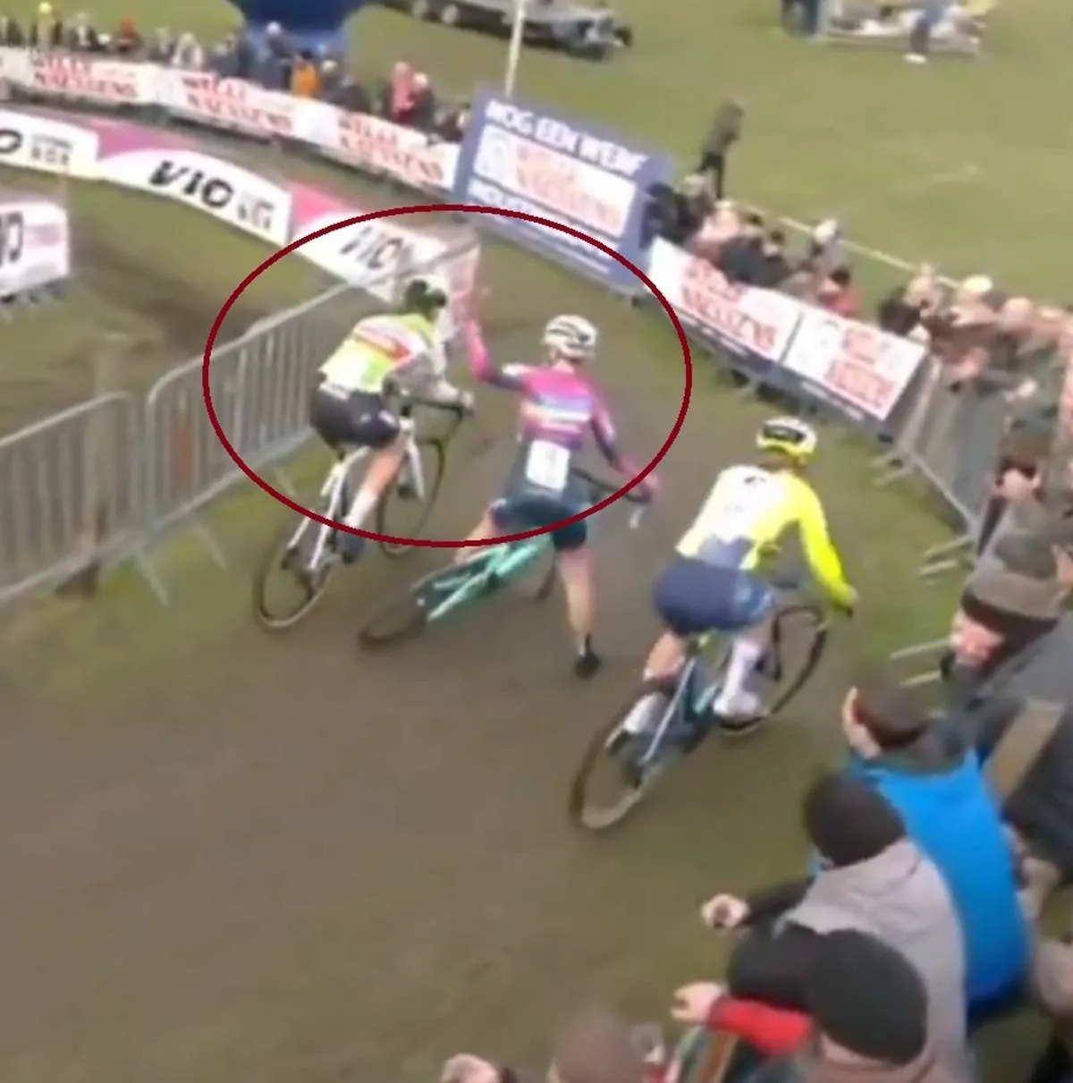 VIDEO: Marie Schreiber gewinnt Parkcross Maldegem in einem Rennen, das von einer Auseinandersetzung zwischen zwei Fahrern geprägt war
