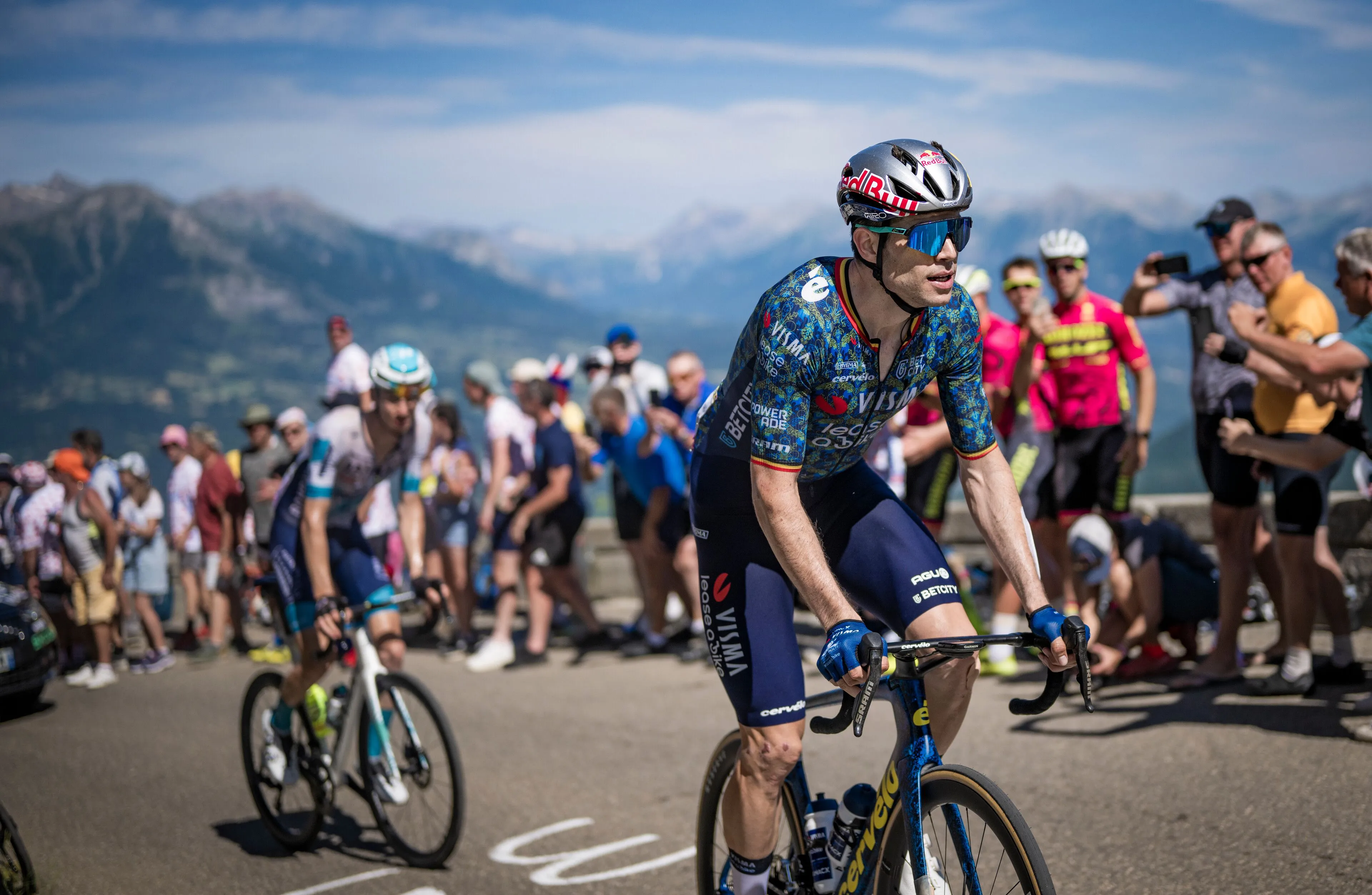 VORSCHAU | Clasica Jaen Paraiso Interior 2025 - Wout van Aert und Egan Bernal liefern sich ein Kopf-an-Kopf-Rennen beim Schotterklassiker