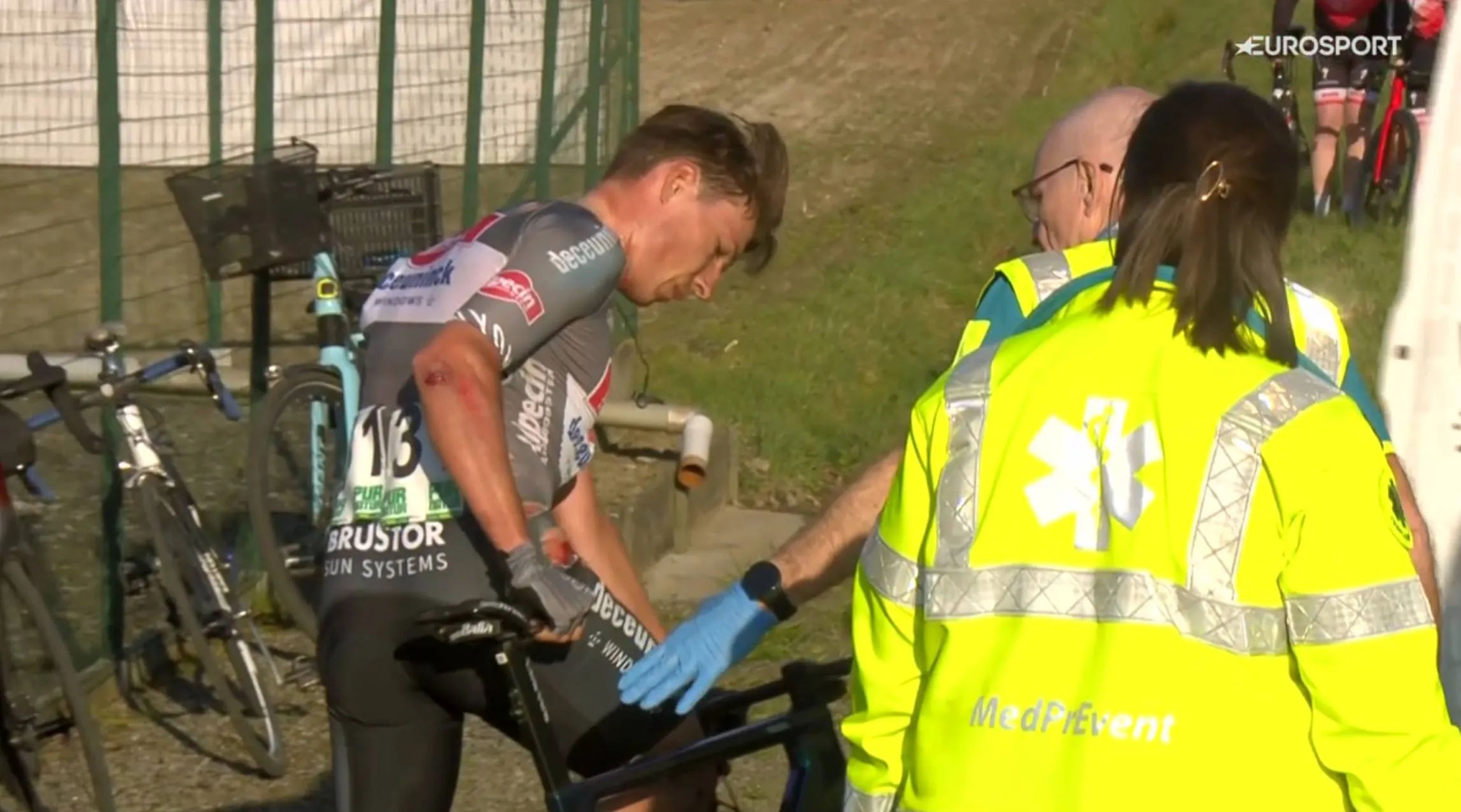 VIDEO: Ist Mailand-Sanremo in Gefahr? Jasper Philipsen hinterlässt Nokere Koerse im Krankenwagen nach bösem späten Sturz