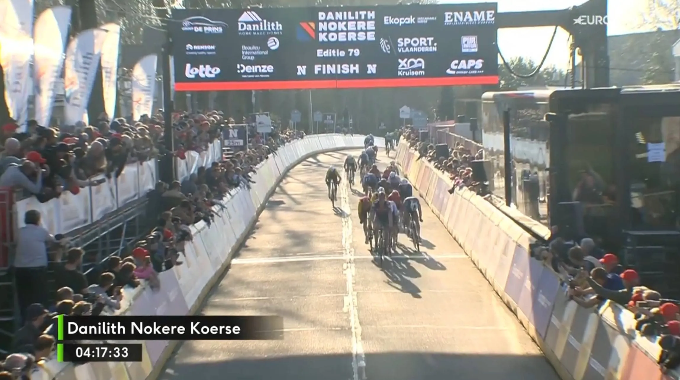 Nils Eekhoff gewinnt überraschend die Nokere Koerse 2025, während Jasper Philipsen im Finale schwer stürzt