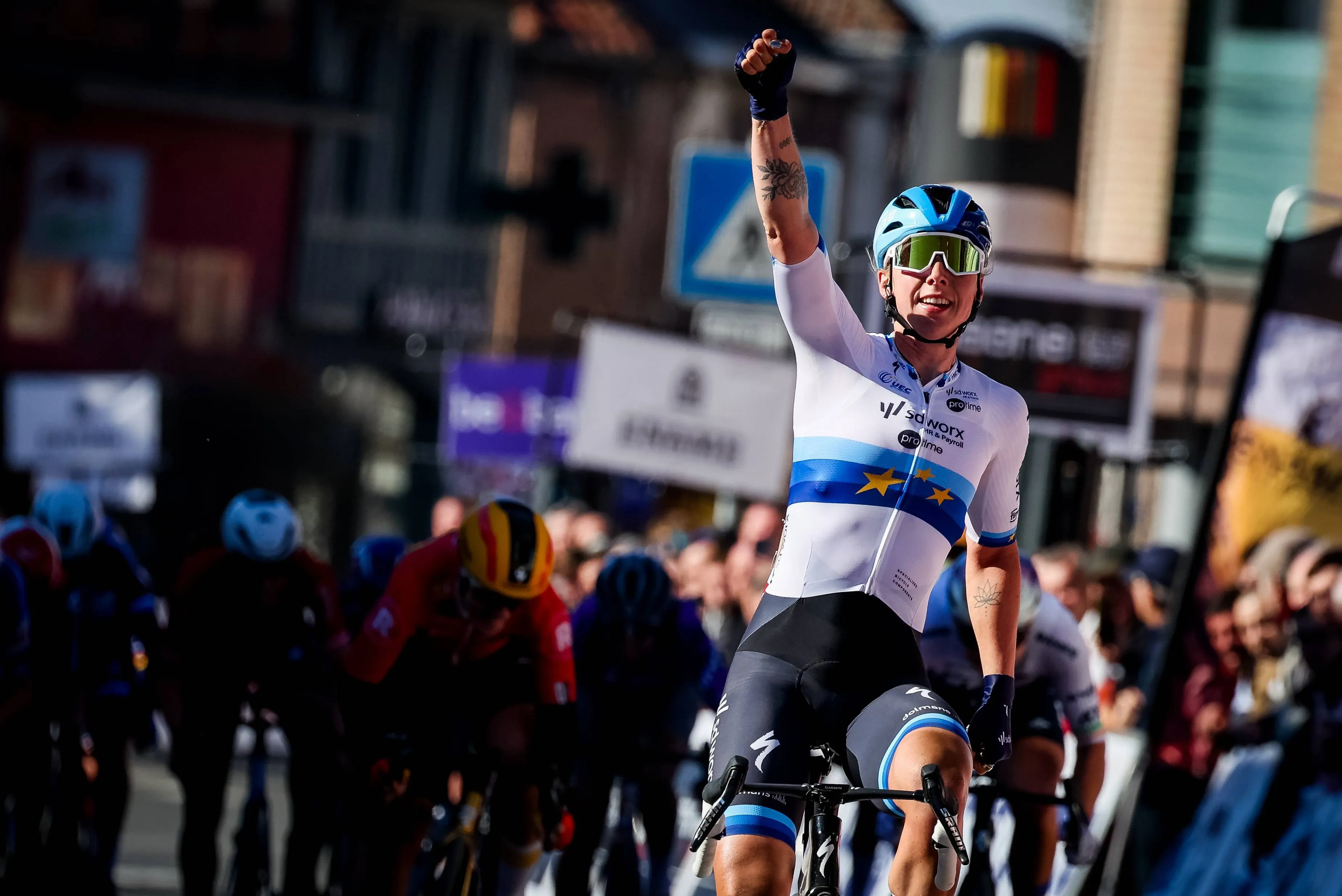 Lorena Wiebes schlägt Marianne Vos und feiert historischen Sieg bei Mailand-Sanremo der Frauen 2025!