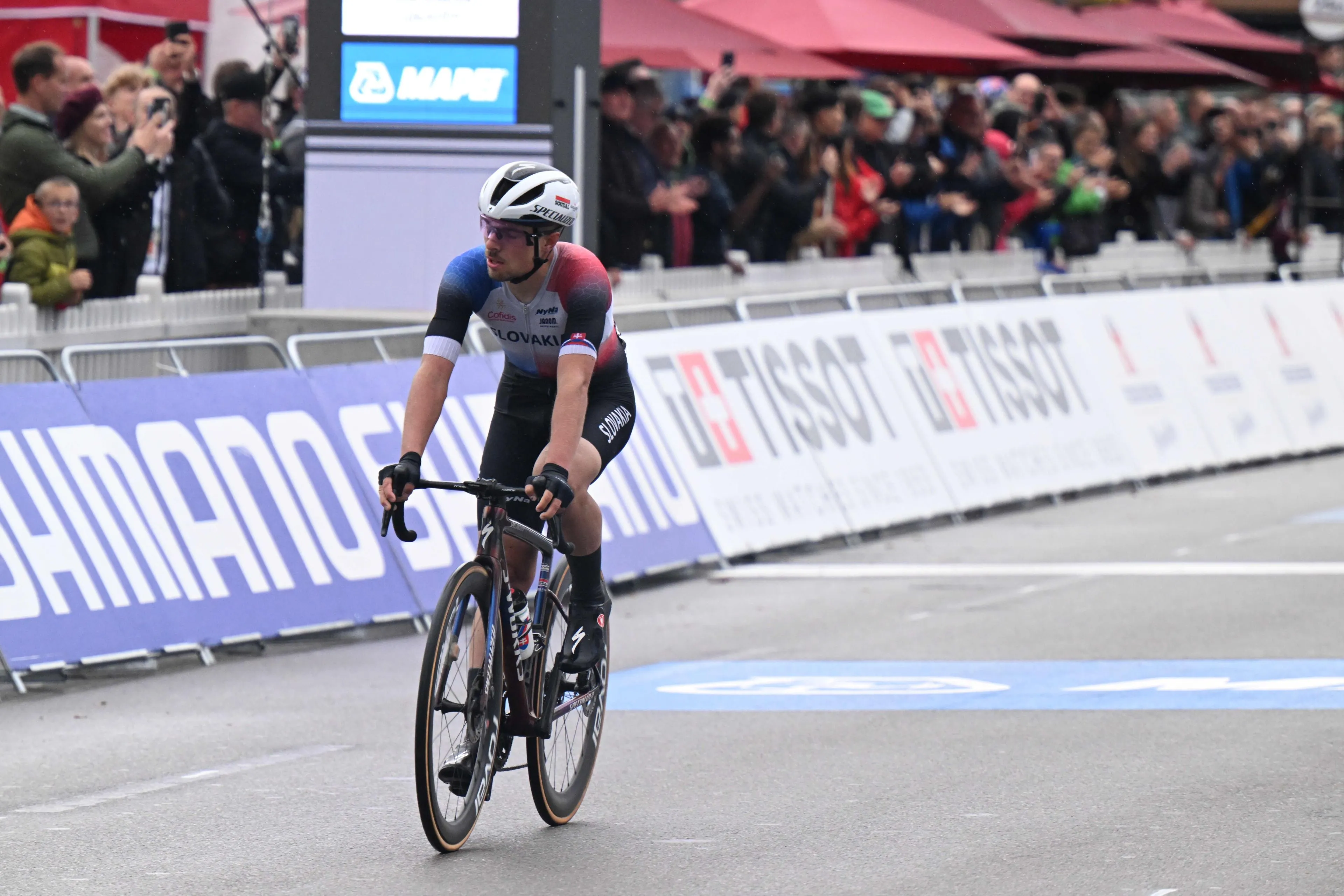 Soudal-Quick-Step-Fahrer stürzt schwer auf der Abfahrt von der Cipressa