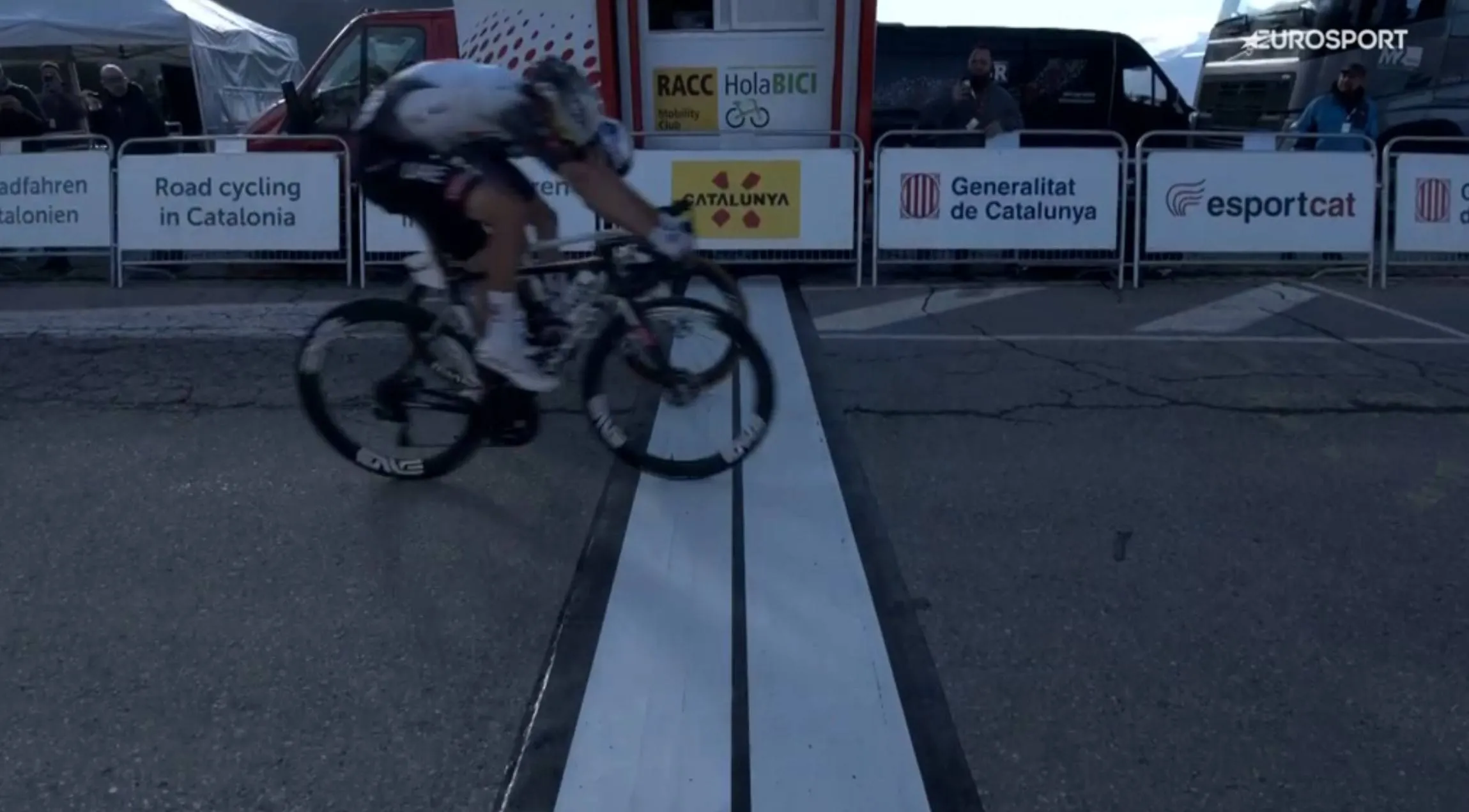 Juan Ayuso gewinnt das Gipfelfinale von La Molina in Catalunya mit einem Vorsprung vor Primoz Roglic
