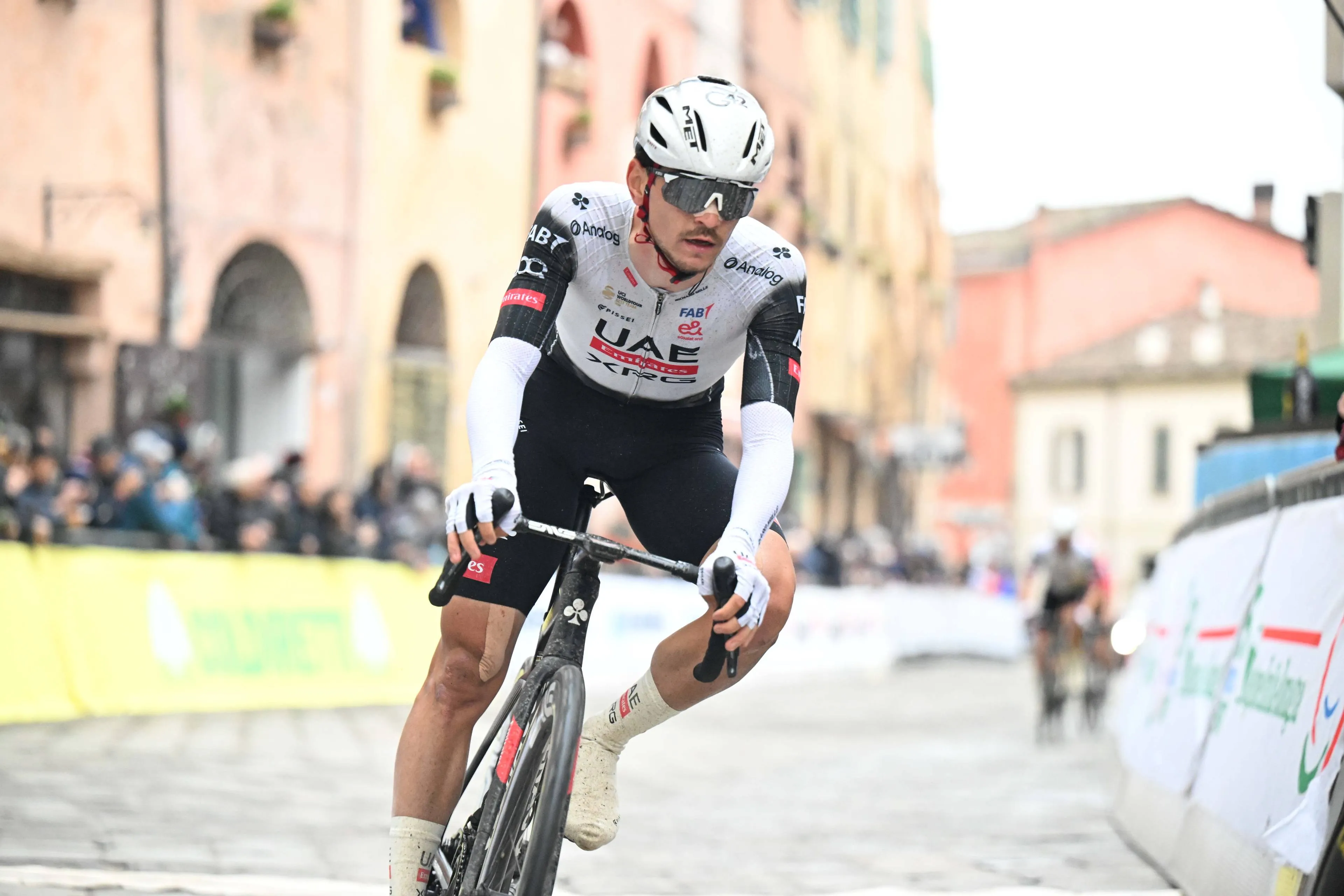 Alessandro Covi siegt für UAE, während die Ausreißer im dramatischen Finale der 3. Etappe der Vuelta a Asturias 2025 abgefangen werden