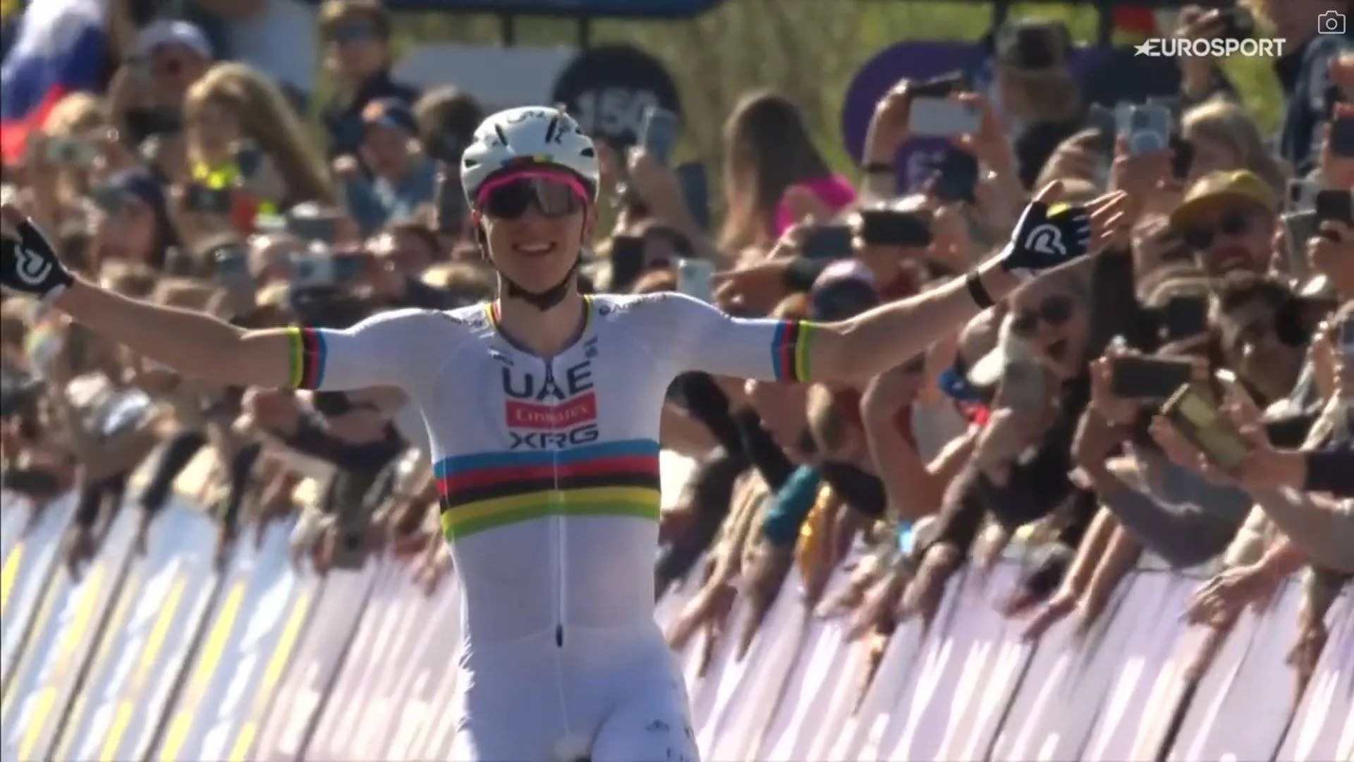 "Ich bin einfach so glücklich, dieses Rennen in diesem Trikot zu gewinnen“ – Tadej Pogacars Traum wird bei der Flandern-Rundfahrt 2025 wahr