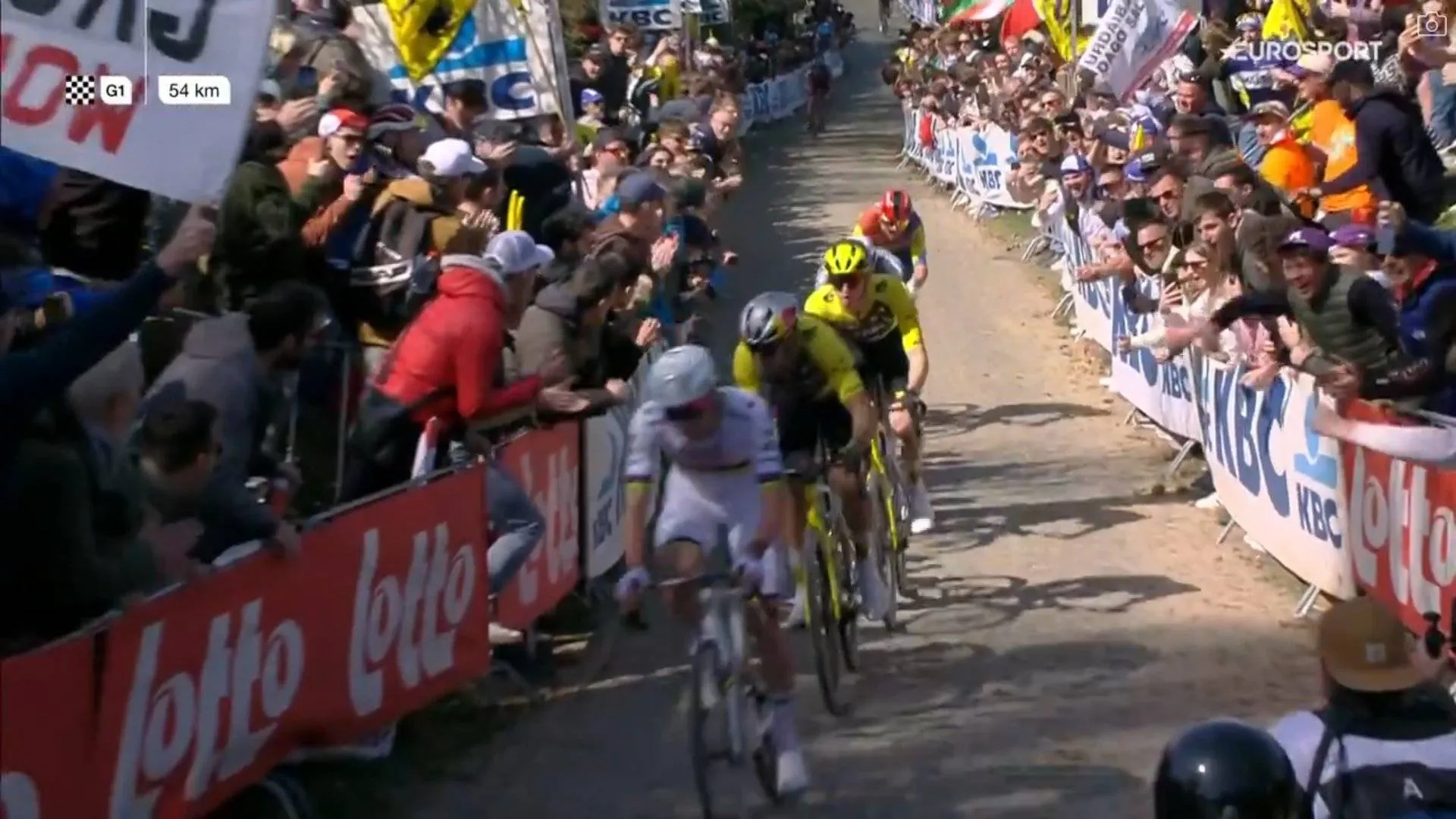 VIDEO: Tadej Pogacar startet den erwarteten Angriff auf dem Oude Kwaremont, Van der Poel, Pedersen, Van Aert & Jorgenson folgen dicht dahinter