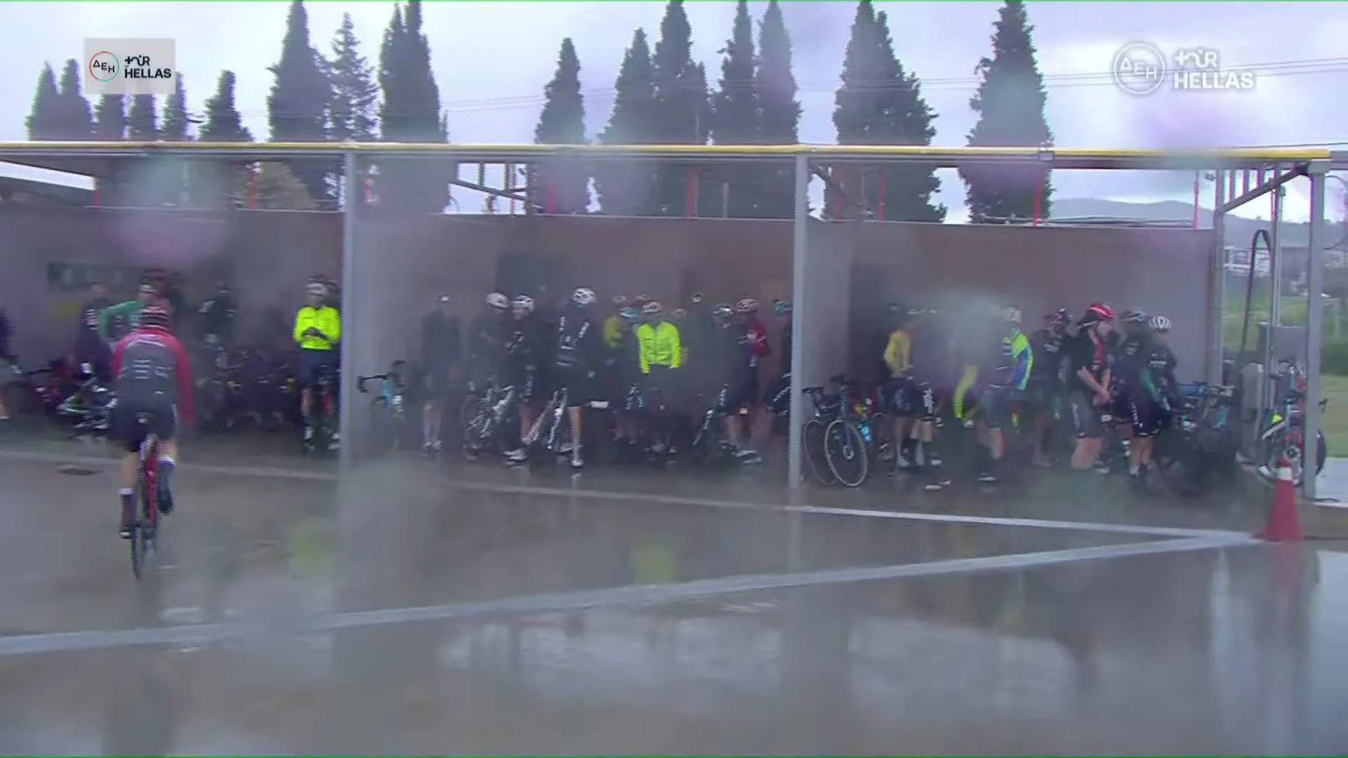Fahrer verstecken sich vor Regen und Hagel in Cafés und einer Autowaschanlage - Tour of Hellas Etappe 3 abgesagt