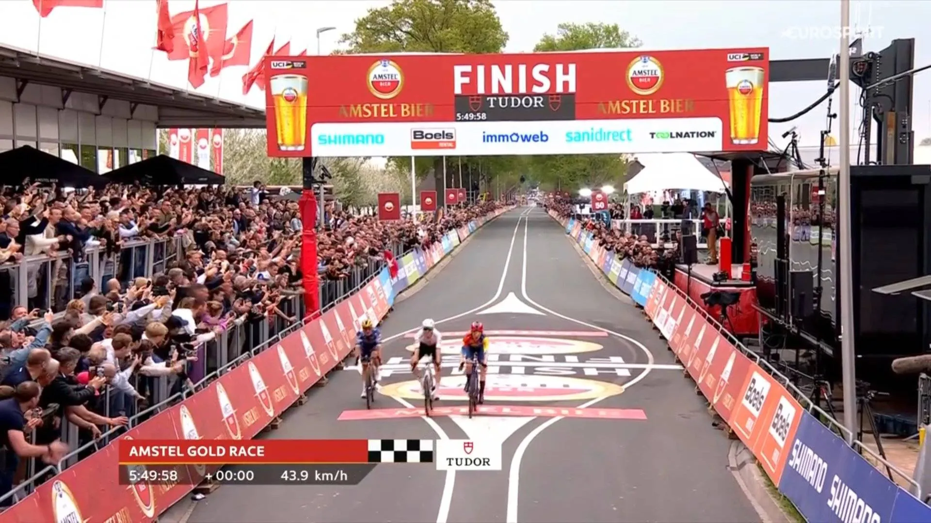 Überglücklicher Mattias Skjelmose schlägt Tadej Pogacar und Remco Evenepoel im packenden Sprint beim Amstel Gold Race 2025