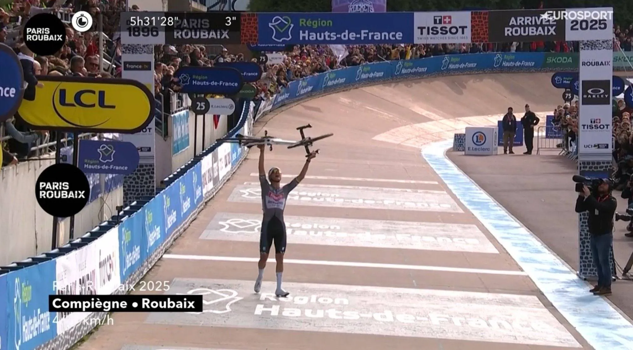 Hattrick in der Hölle! Mathieu van der Poel wehrt die Herausforderung von Tadej Pogacar ab und macht den historischen Dreifachsieg bei Paris-Roubaix perfekt