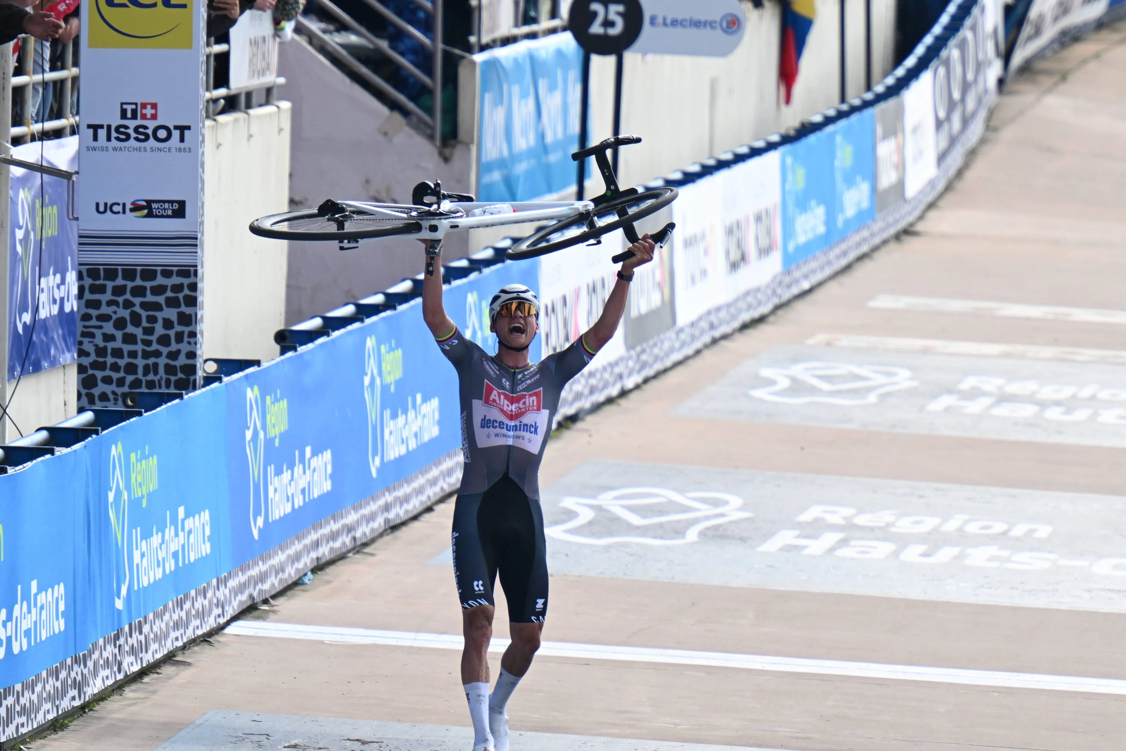 "Ein Hauch von Genie" - Mathieu van der Poel wird nach seinem historischen Hattrick bei Paris-Roubaix mit Lob überschüttet