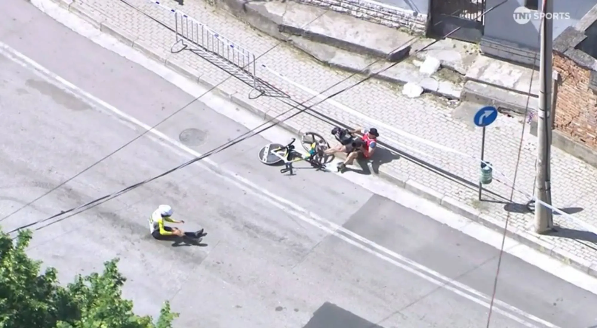 VIDEO: Sturz im Zeitfahren in Tirana - Luke Plapps Etappentraum beim Giro platzt in der Kurve