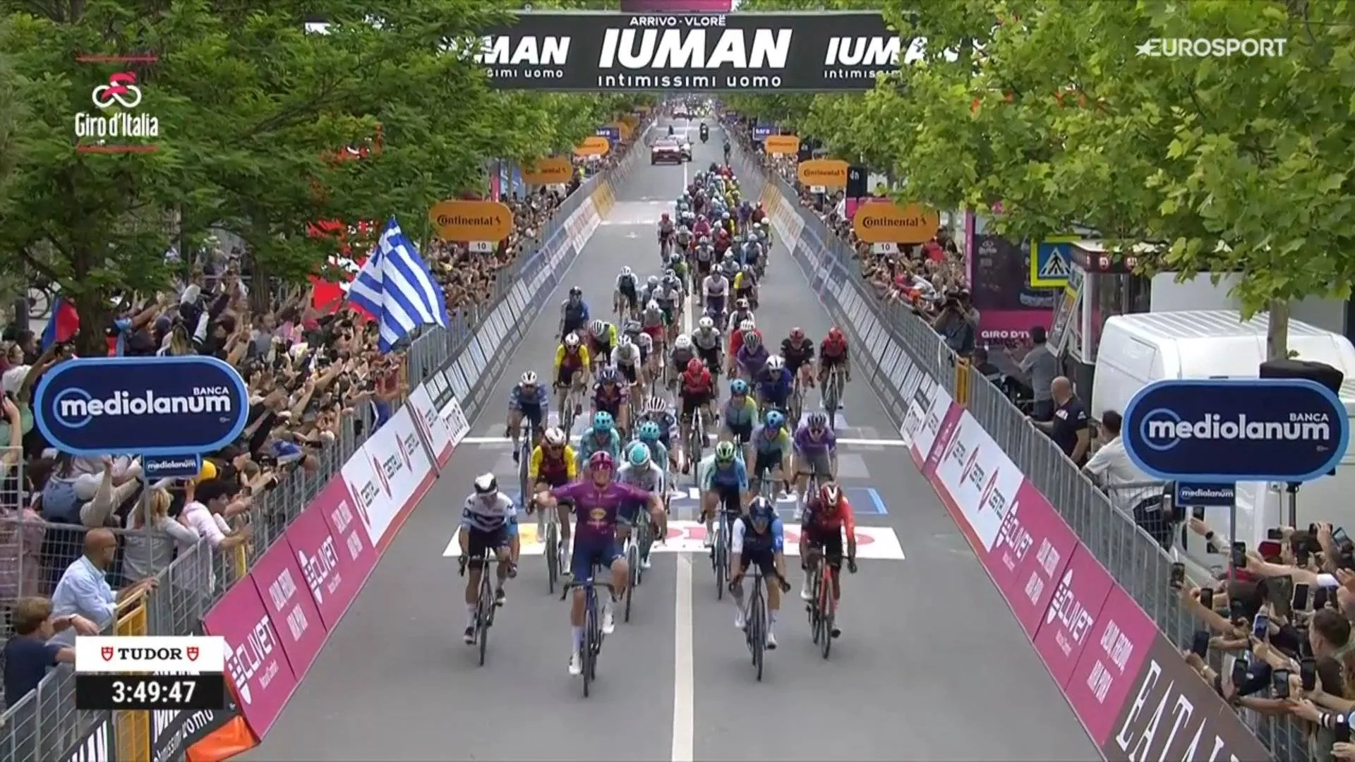 Kraftpaket Mads Pedersen hält Corbin Strong im Sprint auf Distanz und gewinnt die 3. Etappe des Giro d’Italia 2025