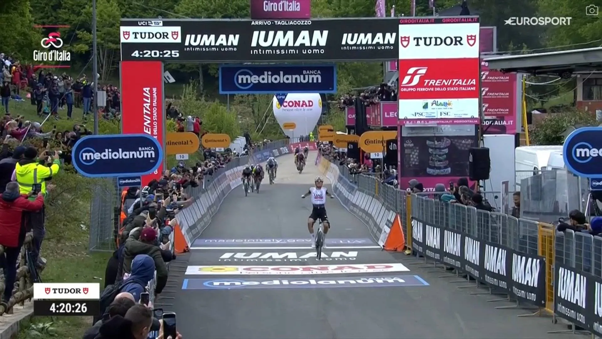 Juan Ayuso schlägt hart zu! Der Spanier gewinnt die Bergankunft in Tagliacozzo, aber Primoz Roglic springt ins Rosa Trikot