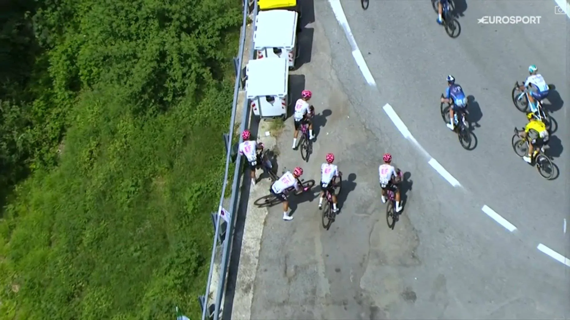 VIDEO | Richard Carapaz und fast das gesamte EF-Team stürzen bei der technischen Abfahrt vom Colle del Lys ab