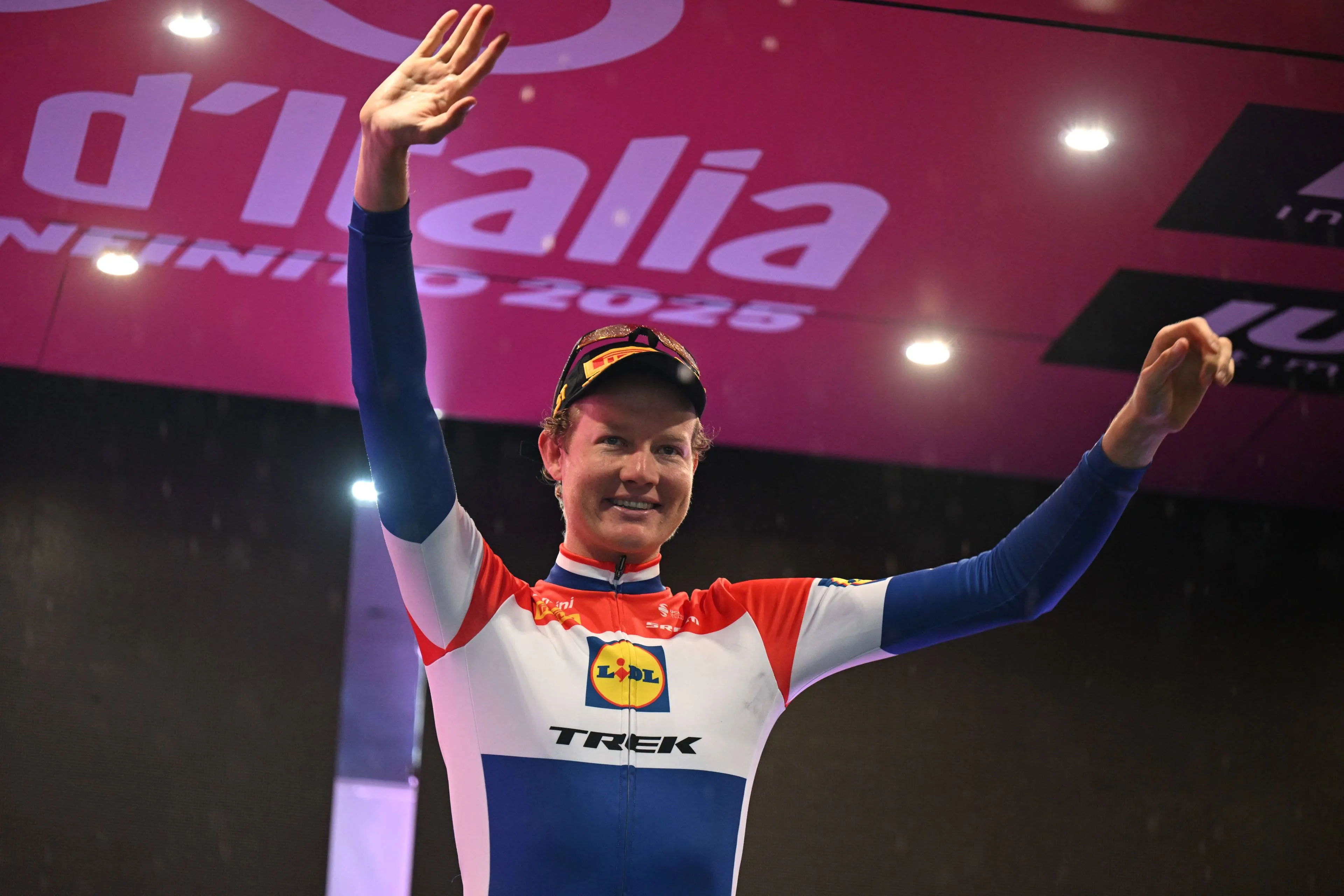 "Er fuhr wirklich nah am Motorrad“ – Daan Hoole zweifelt an, wie Nico Denz sich auf der 18. Etappe des Giro d’Italia vorne halten konnte.