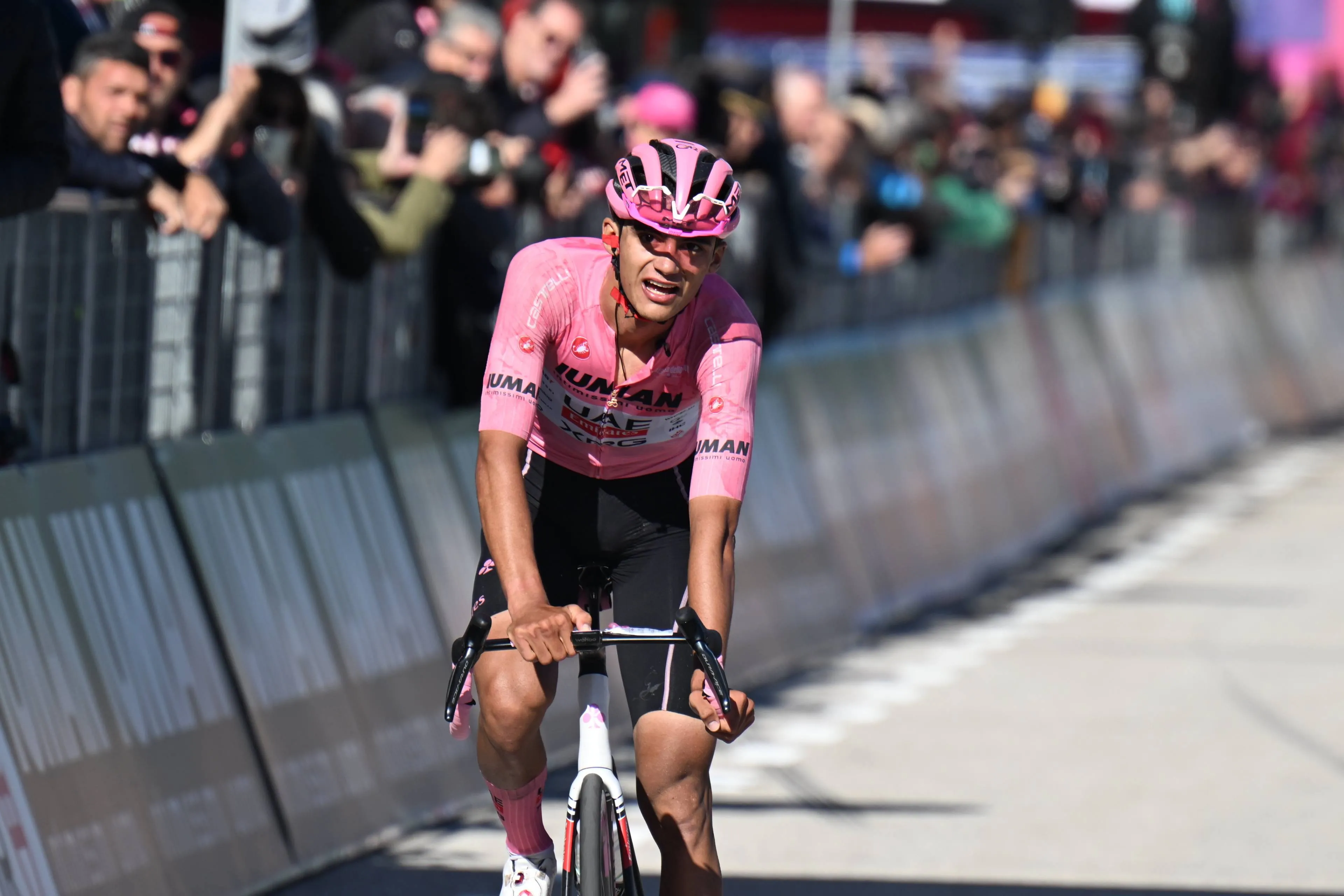 "Die Haie kreisen, und sie wittern Blut" - Isaac del Toros Unerfahrenheit kostet ihm das Maglia Rosa laut York