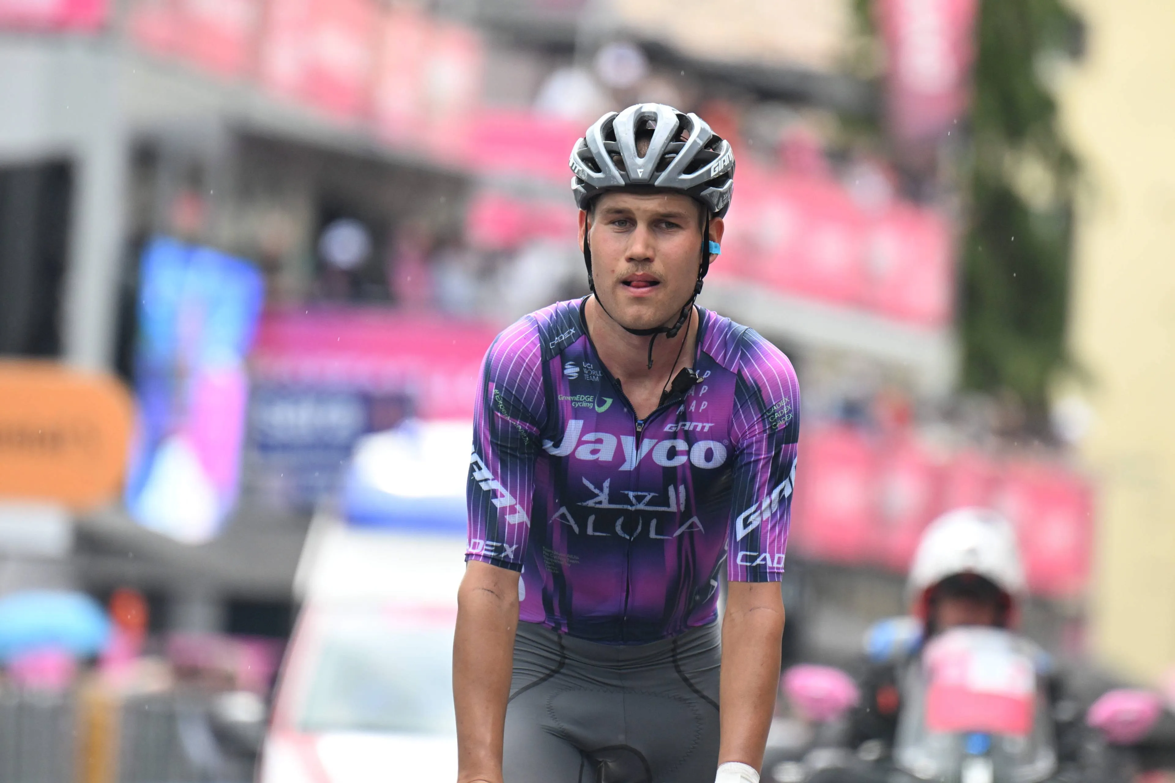 Luke Plapp, Sieger der 8. Etappe, gibt den Giro d'Italia 2025 auf