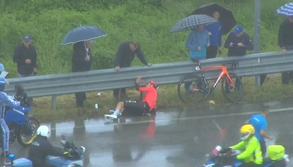 VIDEO | Joshua Tarling stürzt schwer und gibt den Giro d'Italia auf