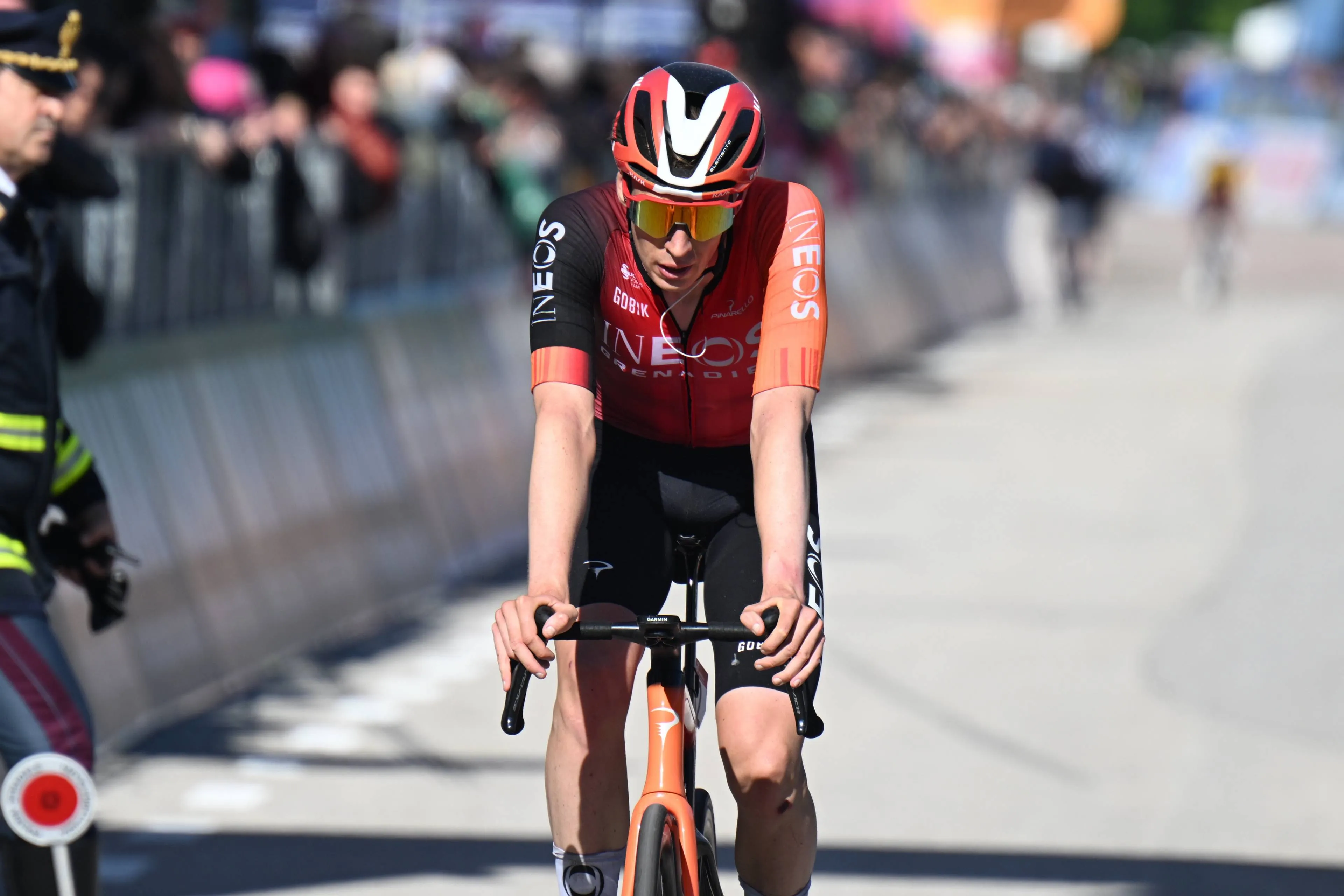 "Mein Knie tut jetzt wirklich weh" - Thymen Arensman verliert nach einem Sturz auf Etappe 16 an Boden im Gesamtklassement
