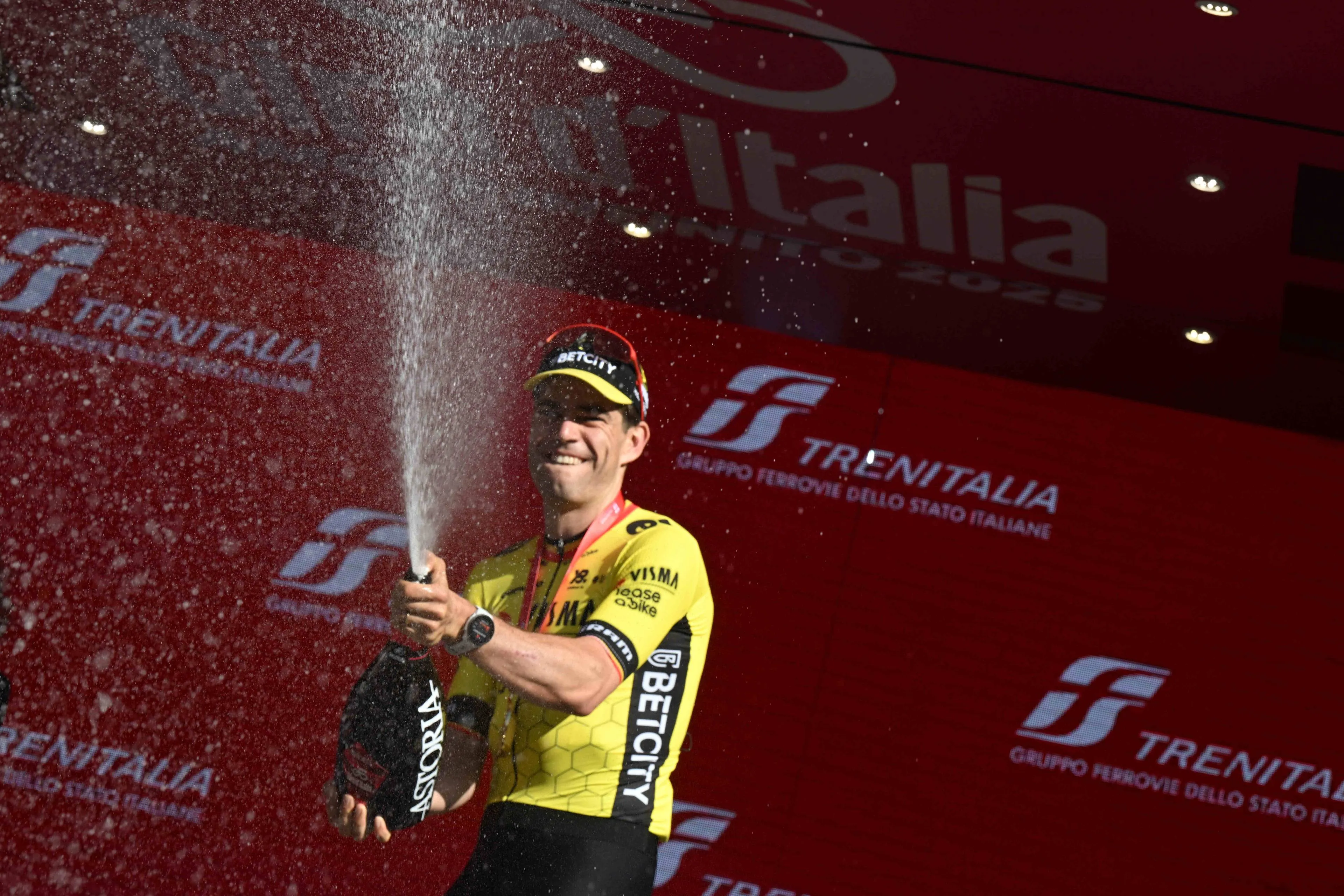"Tut es für eure Kinder!" - Emotionale Aufnahmen zeigen, wie Visma Wout van Aert zum unvergesslichen Giro-Sieg anfeuert