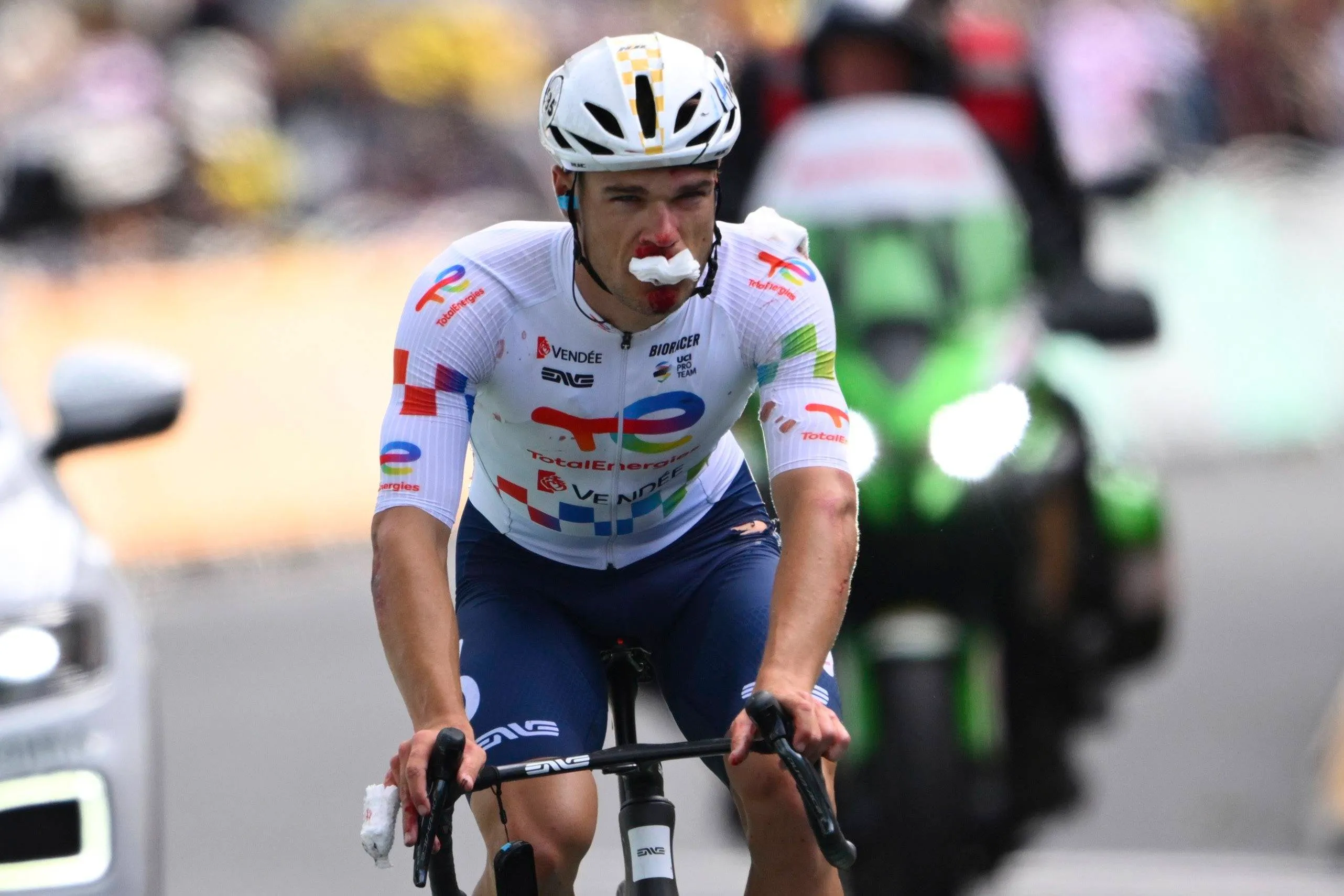 „Mit gebrochener Schulter durchs Ziel“ – Emilien Jeannière muss Tour de France beenden