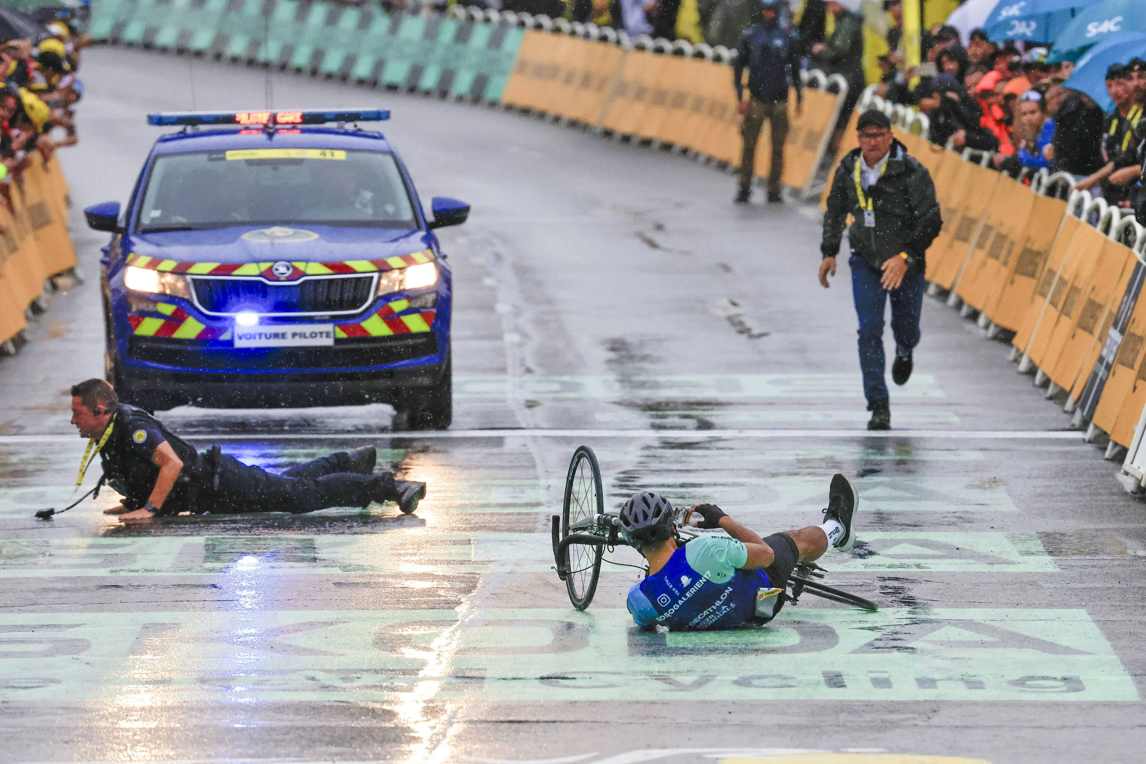 FOTOS: Polizei greift Tour-de-France-Zuschauer eine Minute vor dem Massensprint in Valence auf dem Rad an