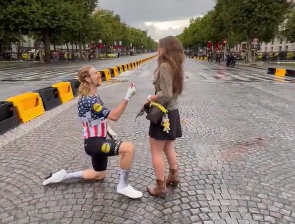 VIDEO | Heiratsantrag bei der Tour de France – Quinn Simmons verpasst den Etappensieg, gewinnt aber dennoch auf den Champs-Élysées