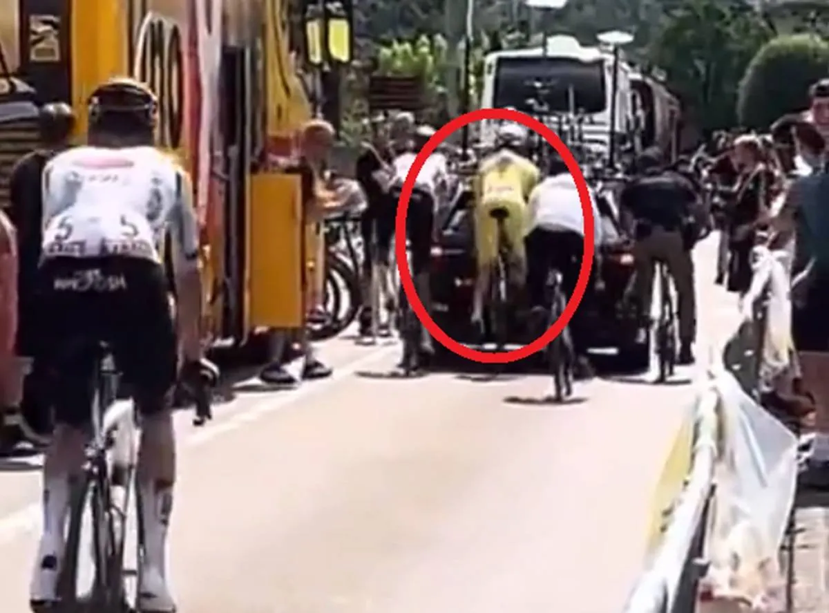 VIDEO | Zuschaueraufnahmen zeigen den Zusammenstoß von Tadej Pogacar mit dem Auto des Team Visma | Lease a Bike
