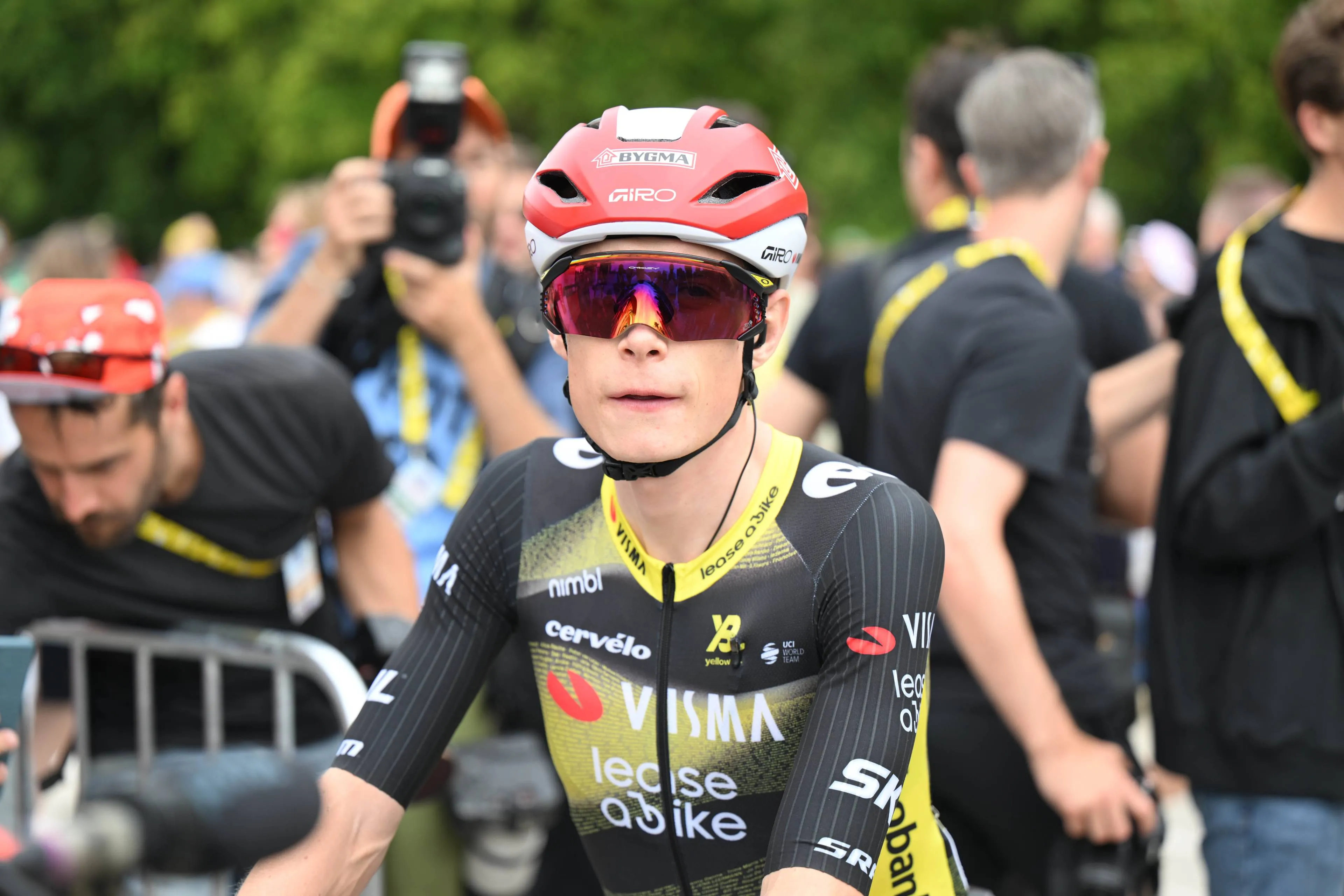 "Ich lese die Medien nicht, wenn ich Rennen fahre" - Jonas Vingegaard antwortet ironisch zur viralen Kritik seiner Frau am Visma-Team