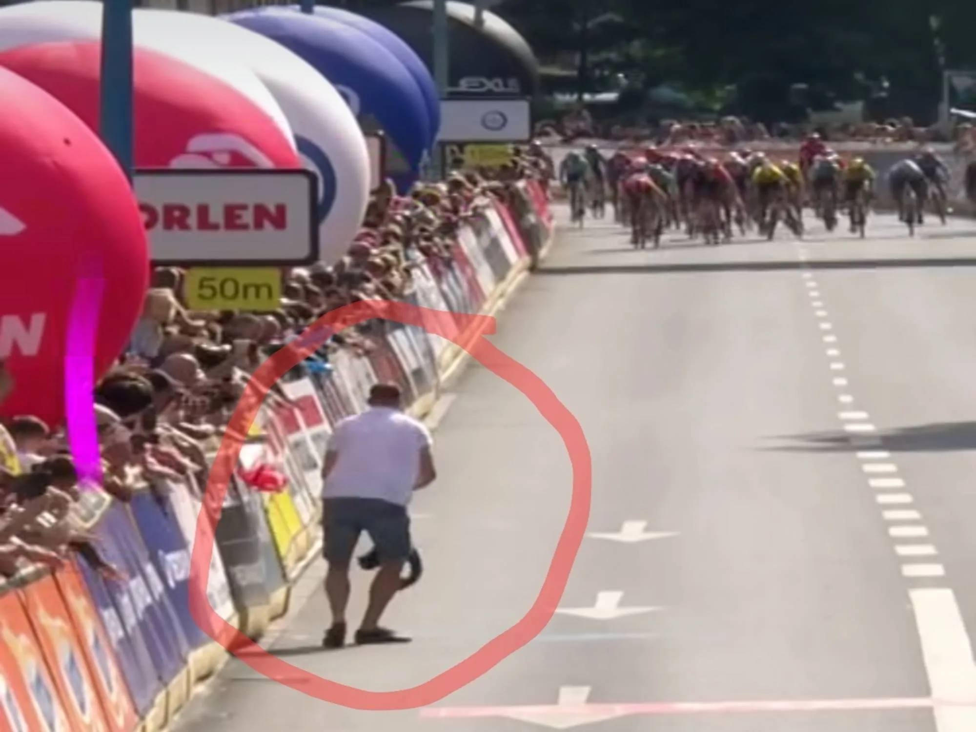 VIDEO: Beinahe-Katastrophe bei der Polen-Rundfahrt – Fan läuft auf die Strecke, um seinen Pullover zu holen, als der Sprint beginnt