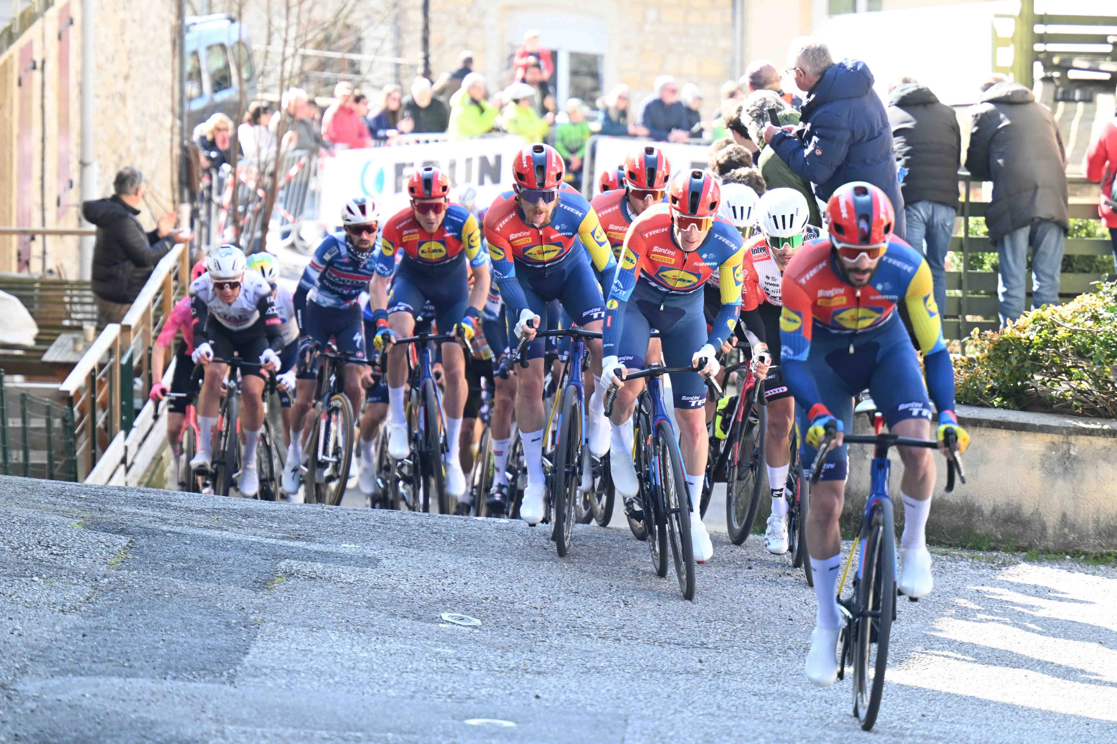 „Wir müssen echte Sicherheitskräfte einstellen“ – Lidl-Trek zeigt Solidarität nach Fahrraddiebstahl bei Visma | Lease a Bike