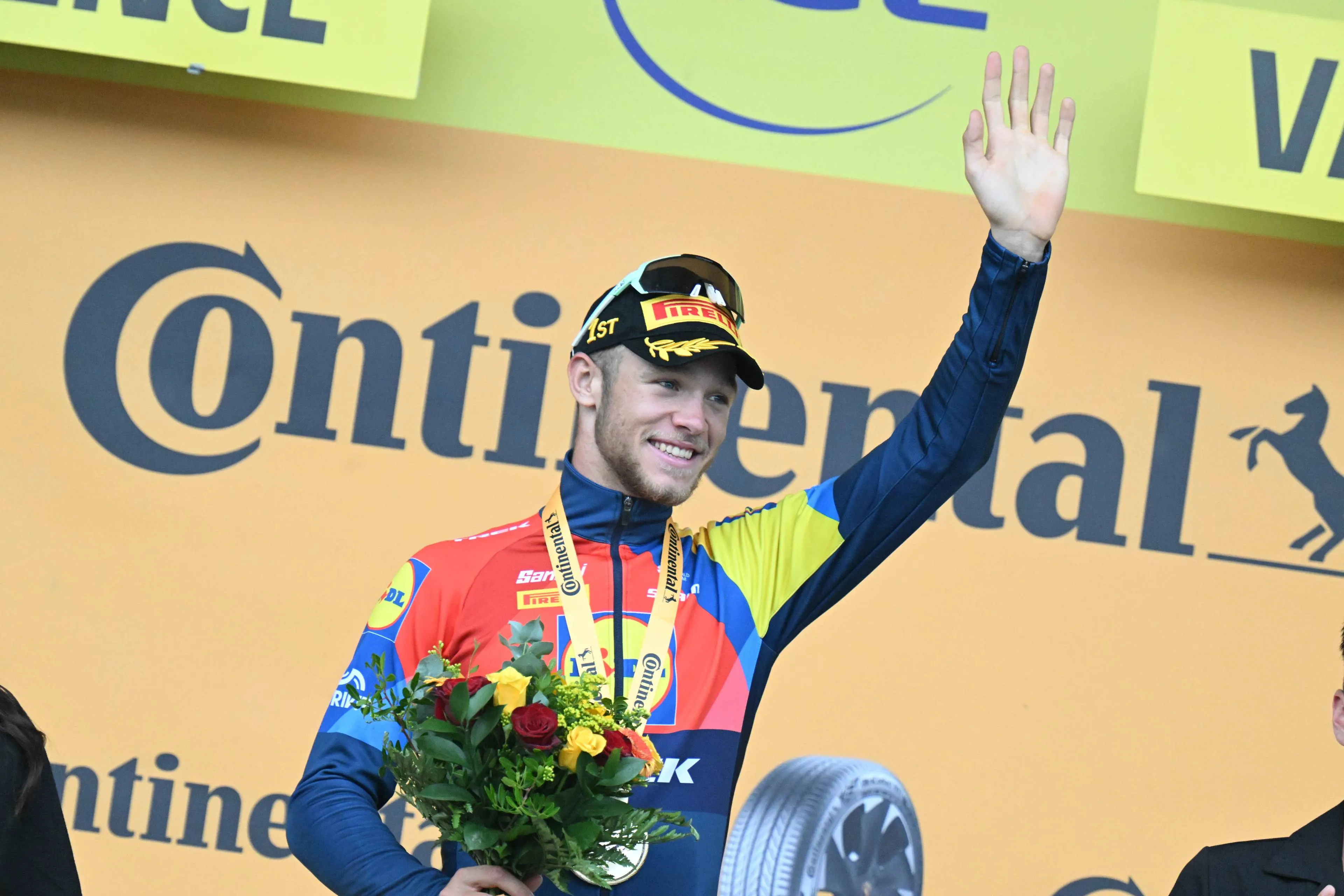 Chaotisches Finale: Jonathan Milan schnappt sich erneut den Sieg vor Merlier