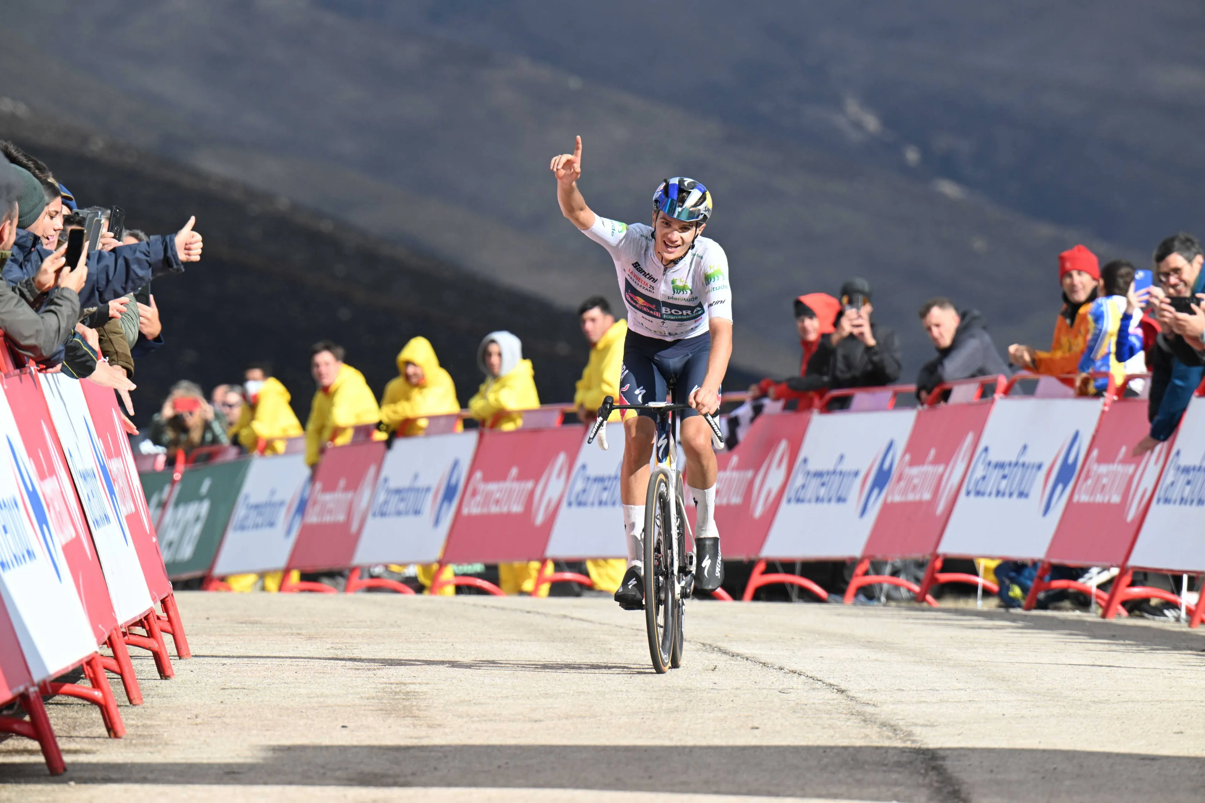 Vuelta a España 2025:  Giulio Pellizzari jubelt über ersten Profisieg – „Es war mein Tag“