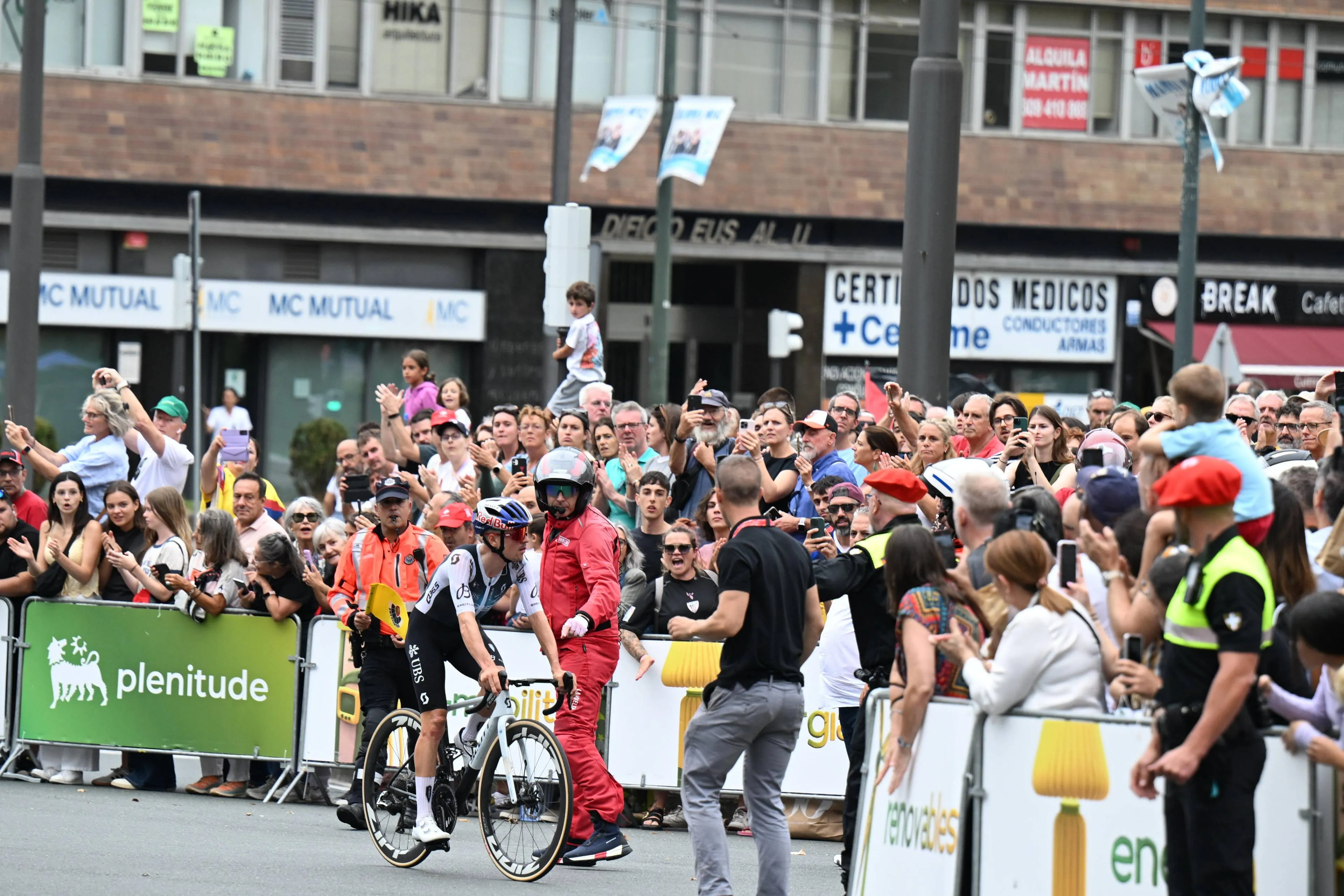 „Uns in Gefahr zu bringen, hilft Ihnen nicht weiter" - Tom Pidcock verärgert über den Ausgang des La Vuelta-Desasters