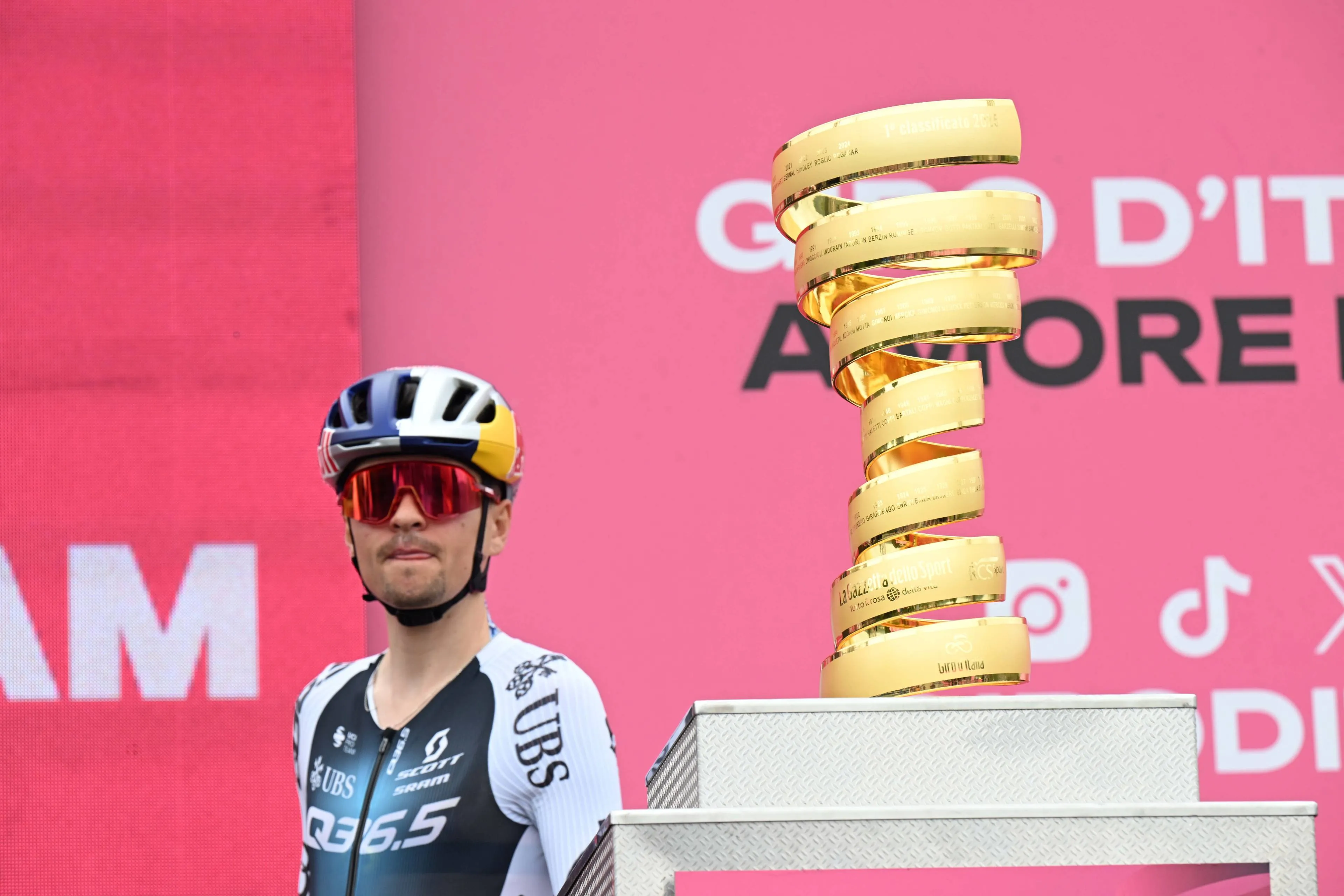 Trainer über Pidcocks Wandel: „Er muss nicht mehr mit der Schlinge um den Hals fahren“