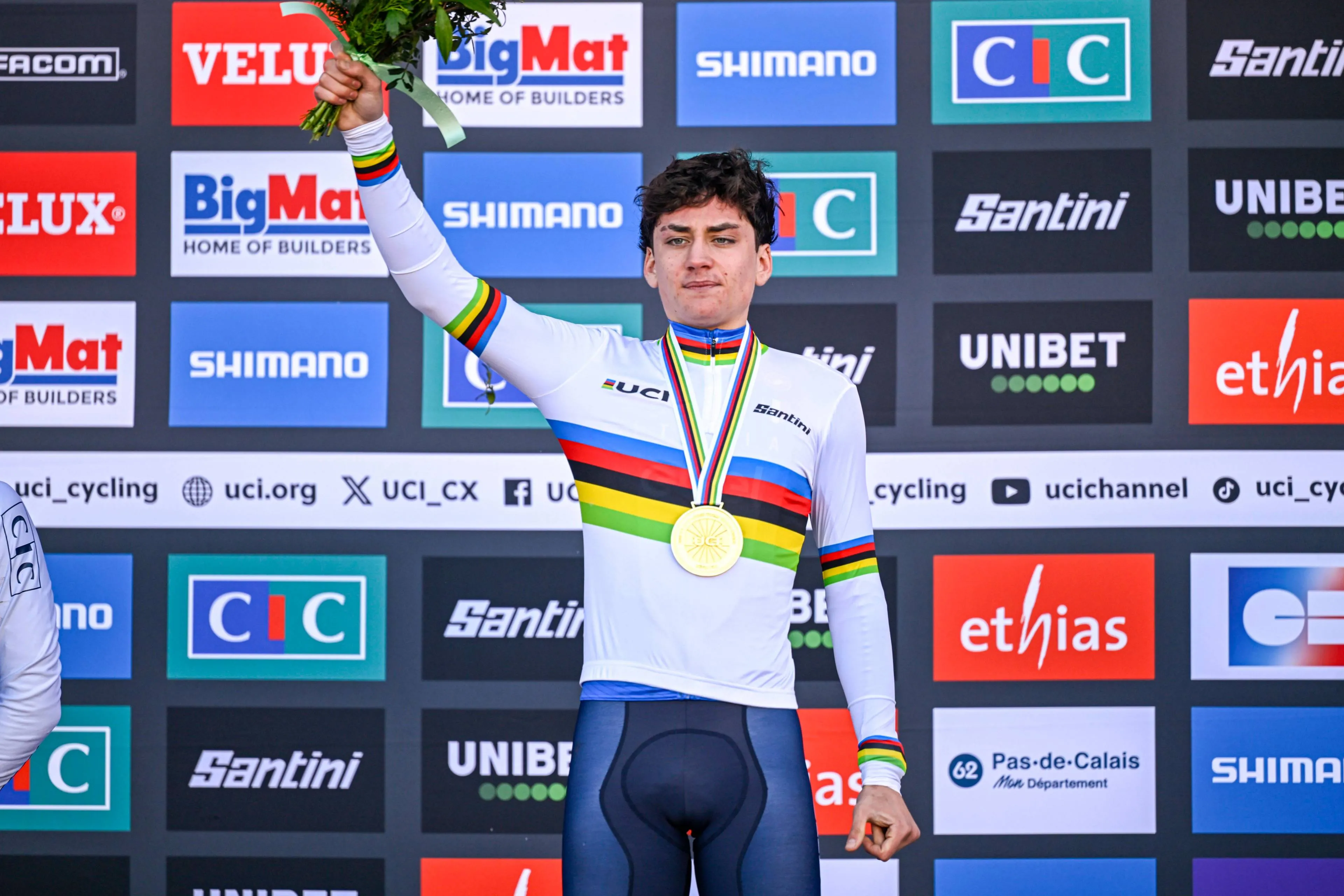 Mattia Agostinacchio jubelt im Cross – Junioren-Weltmeister