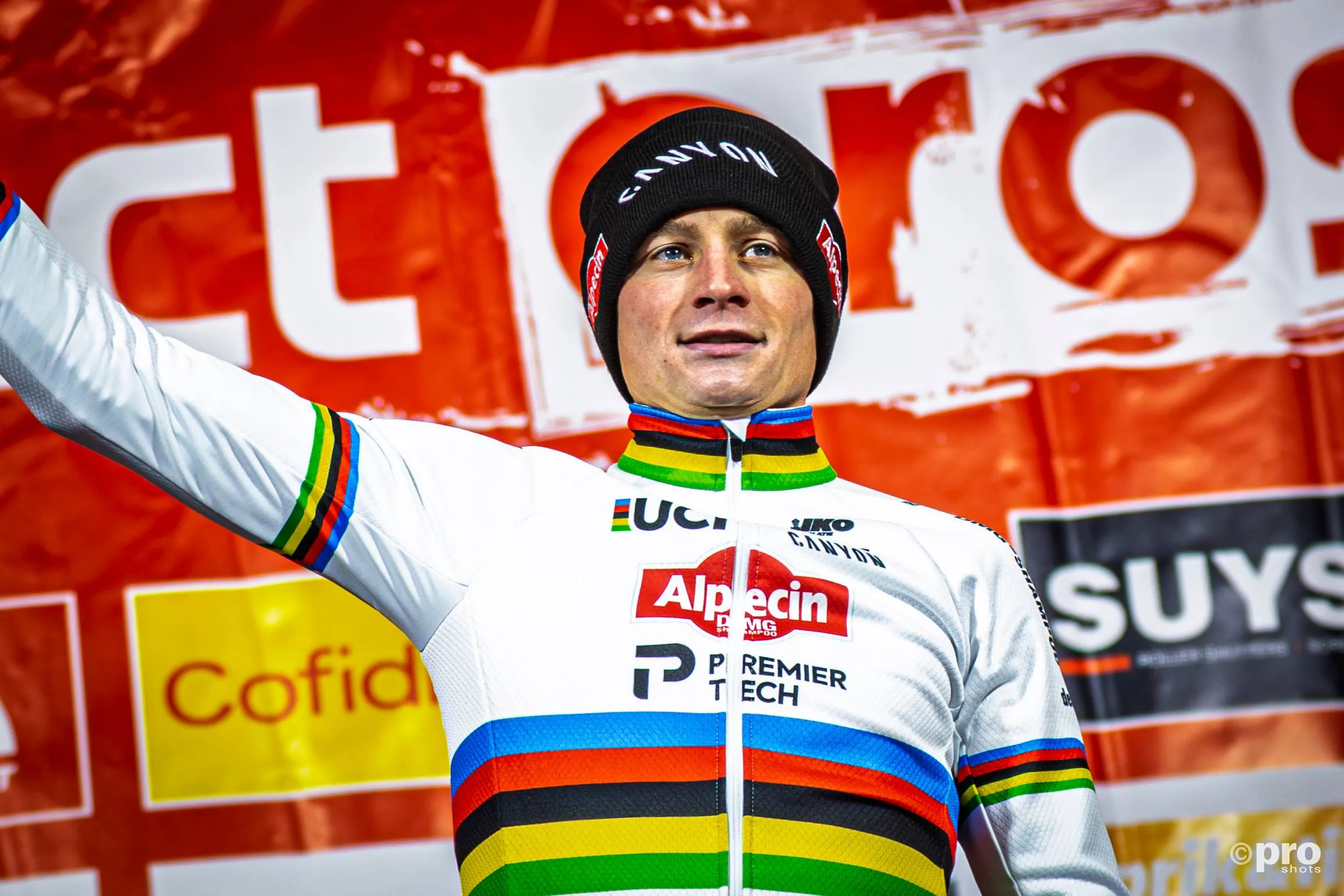 Mathieu van der Poel auf dem Podium nach seinem Sieg bei der Exact Cross Mol 2026