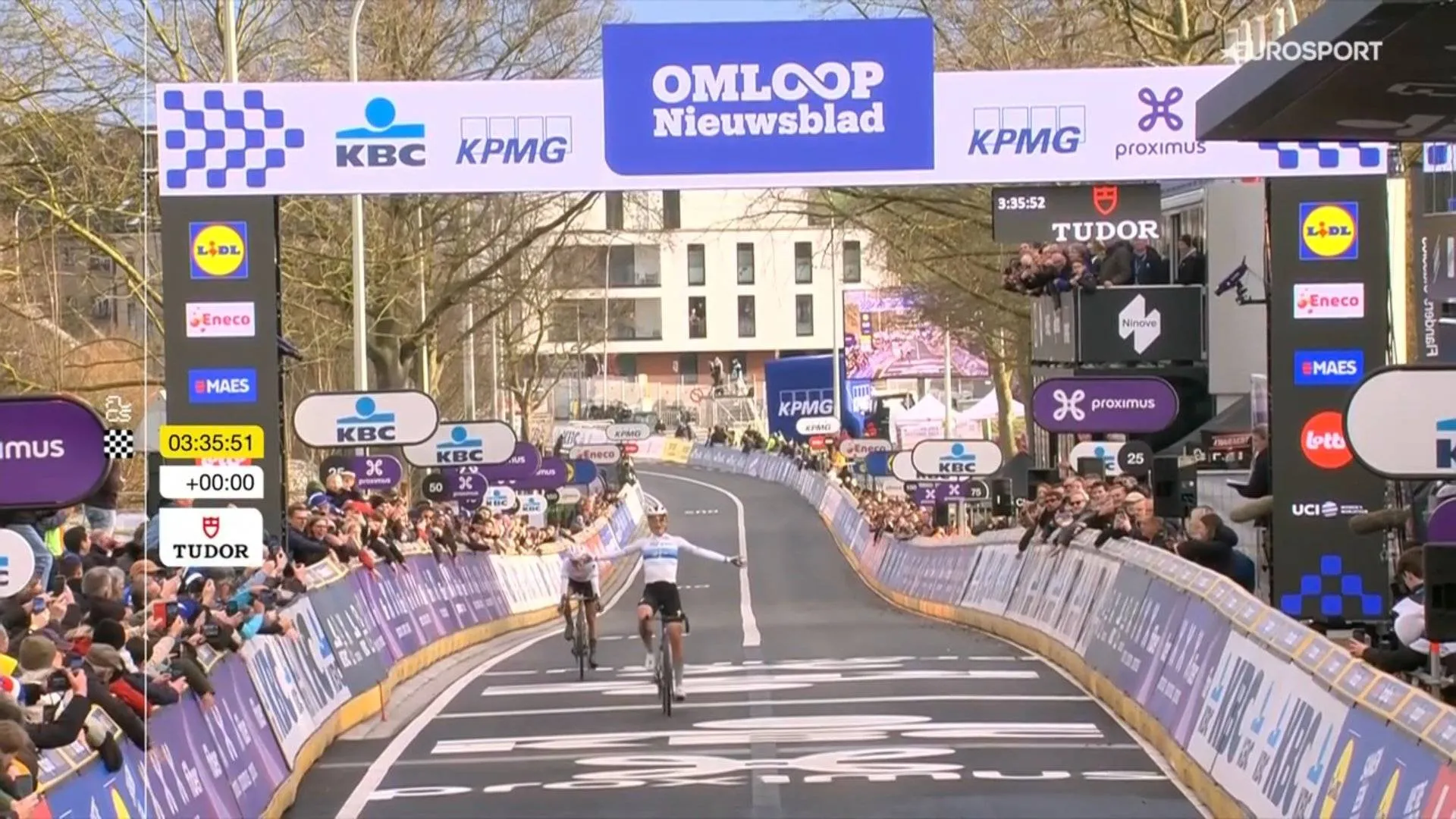 Demi Vollering outsprints Kasia Niewiadoma to win Omloop Het Nieuwsblad WE 2026