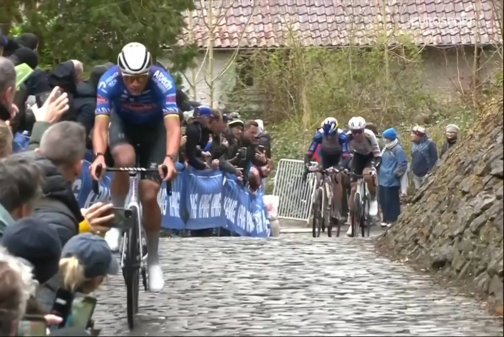 „Er ist so gewandt, so natürlich begabt“: Kommentatoren loben Mathieu van der Poels überragende Fahrtechnik bei Omloop Nieuwsblad