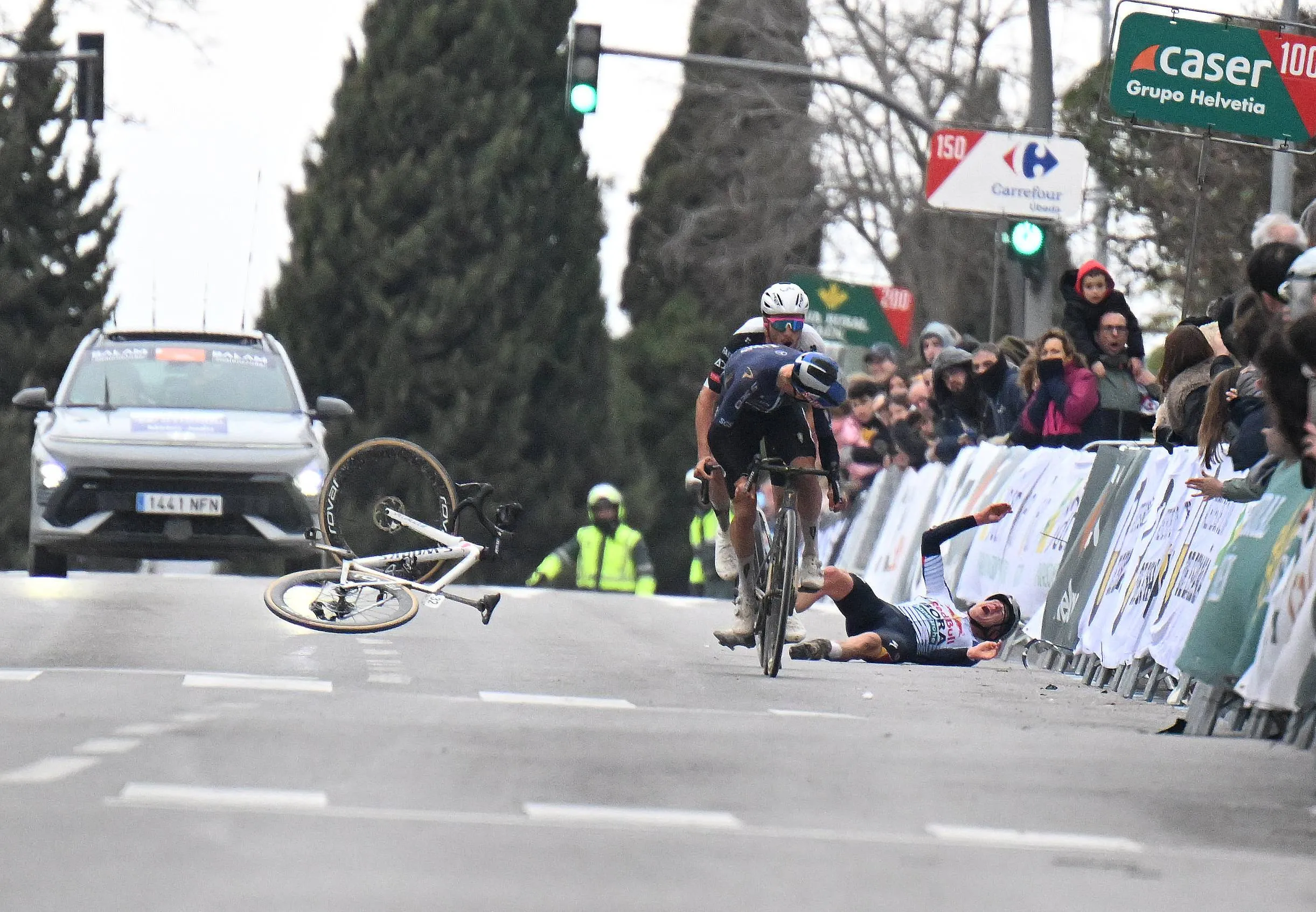 Maxim van Gils crash at Clasica Jaen 2026