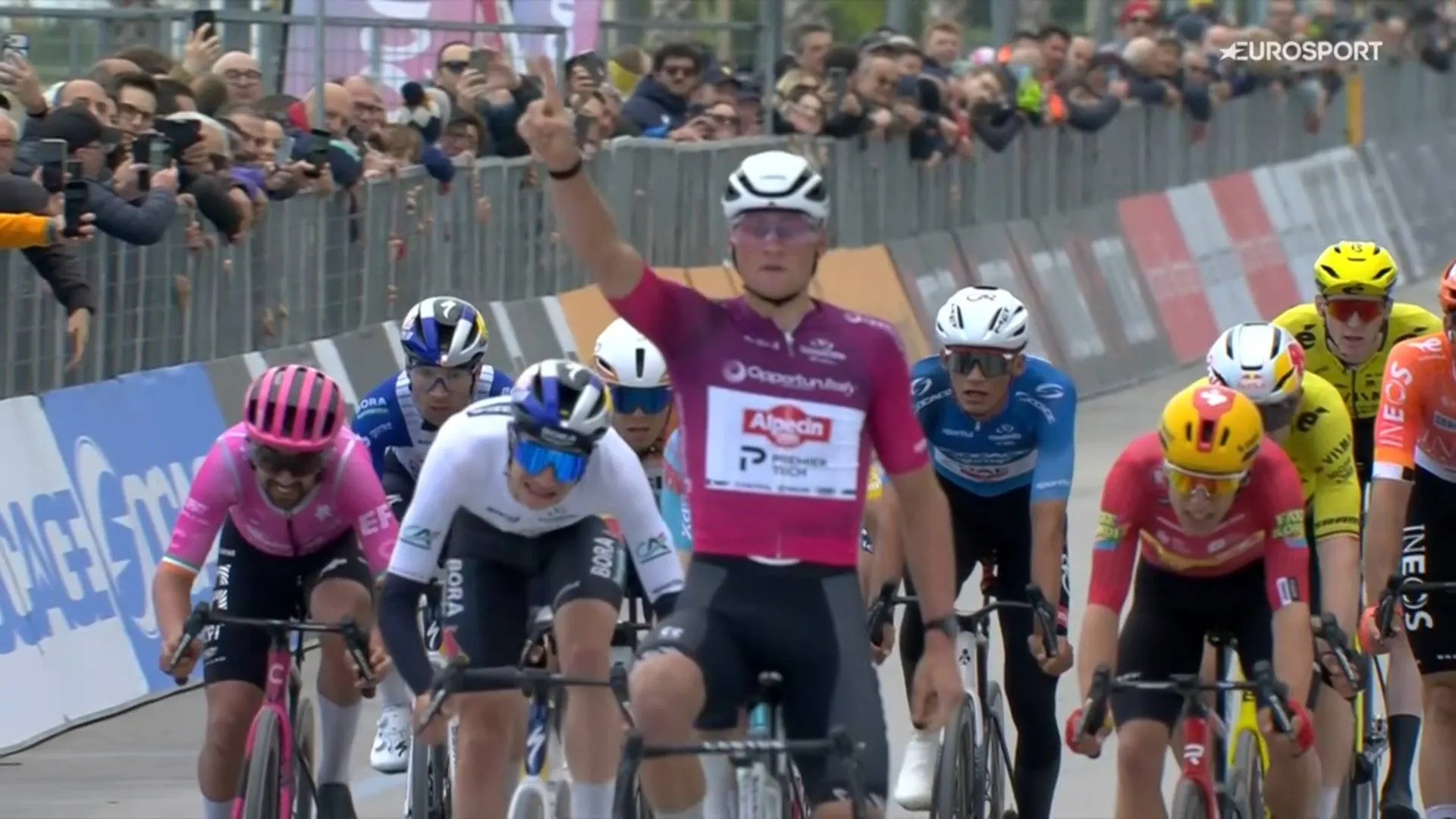 „Ich wusste, sie wollten sprinten“ – Mathieu van der Poel spielt Van Aert und Vismas Tirreno–Adriatico-Plan gegen sie aus